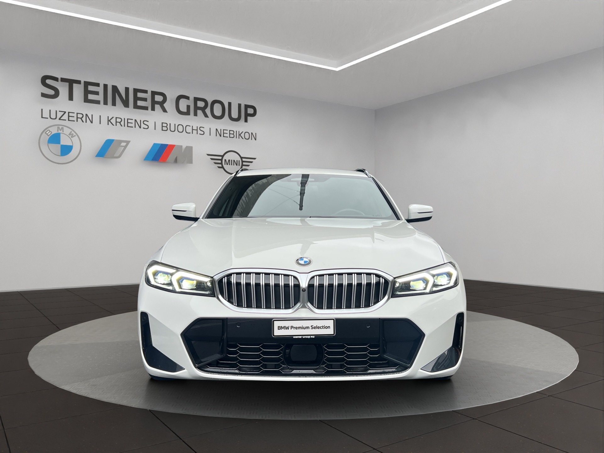 BMW 320d xDrive 48V Touring Steptronic M Sport-image-1
