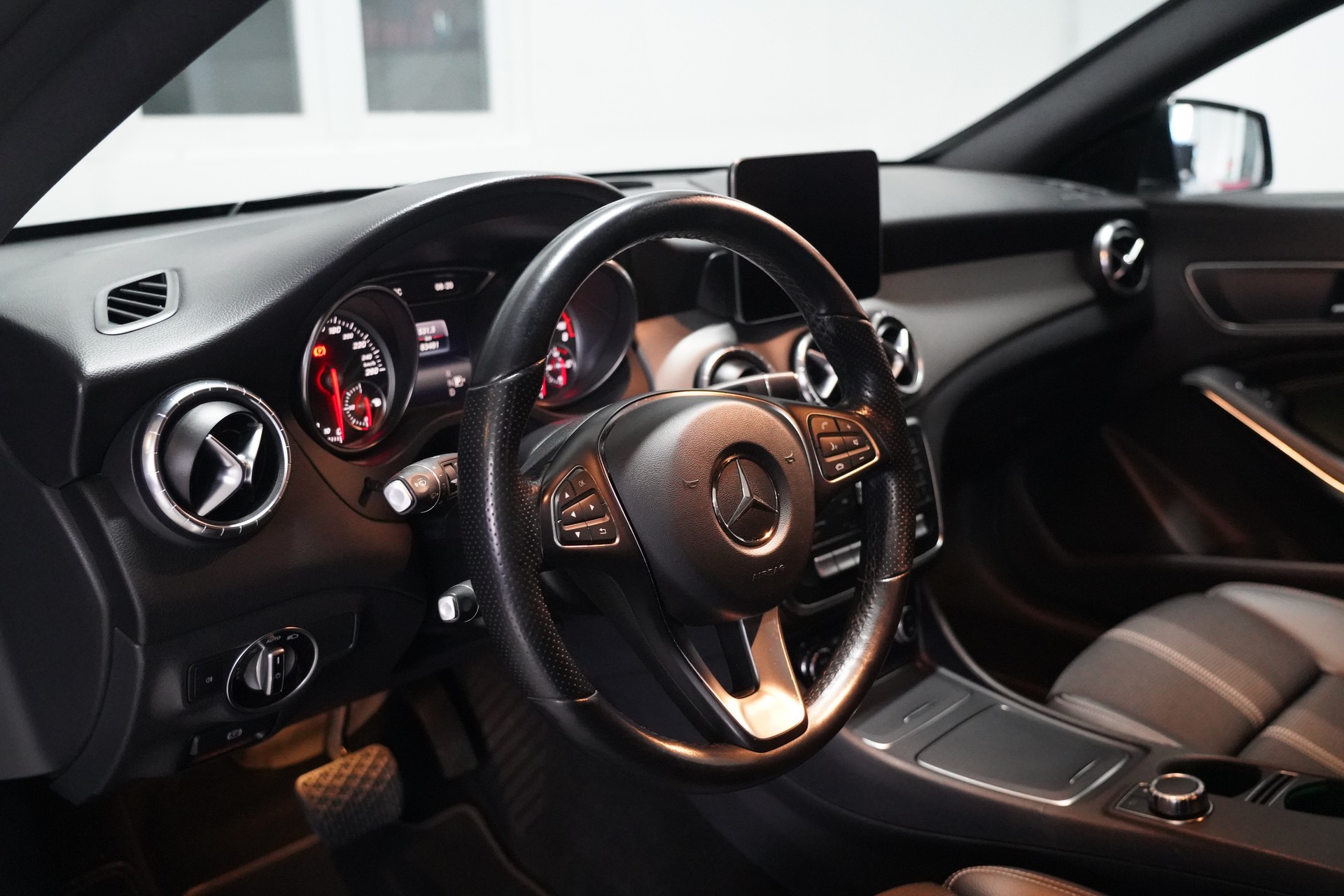 MERCEDES-BENZ CLA Shooting Brake 200 Night Star 7G-DCT-image-9