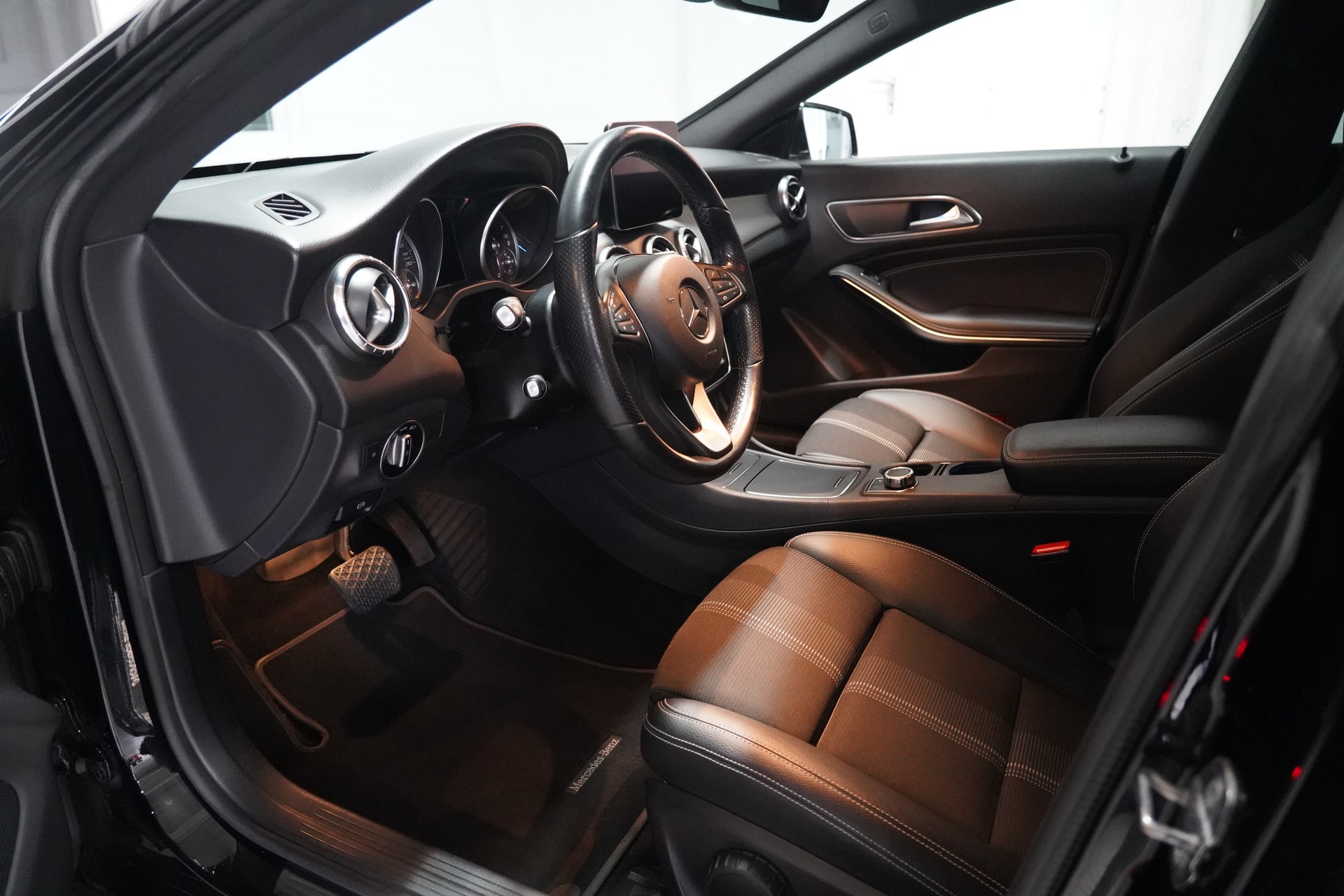 MERCEDES-BENZ CLA Shooting Brake 200 Night Star 7G-DCT-image-8