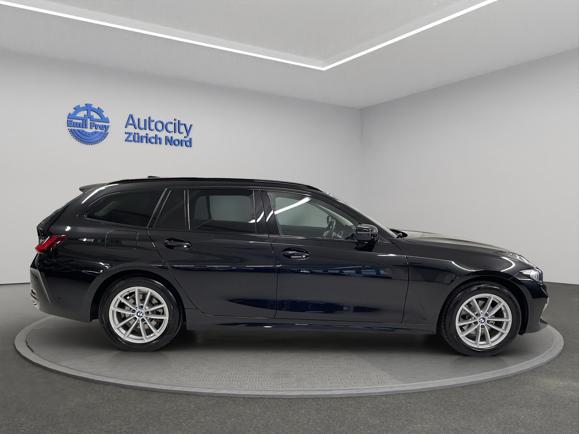 BMW 320d xDrive 48V Touring-image-5
