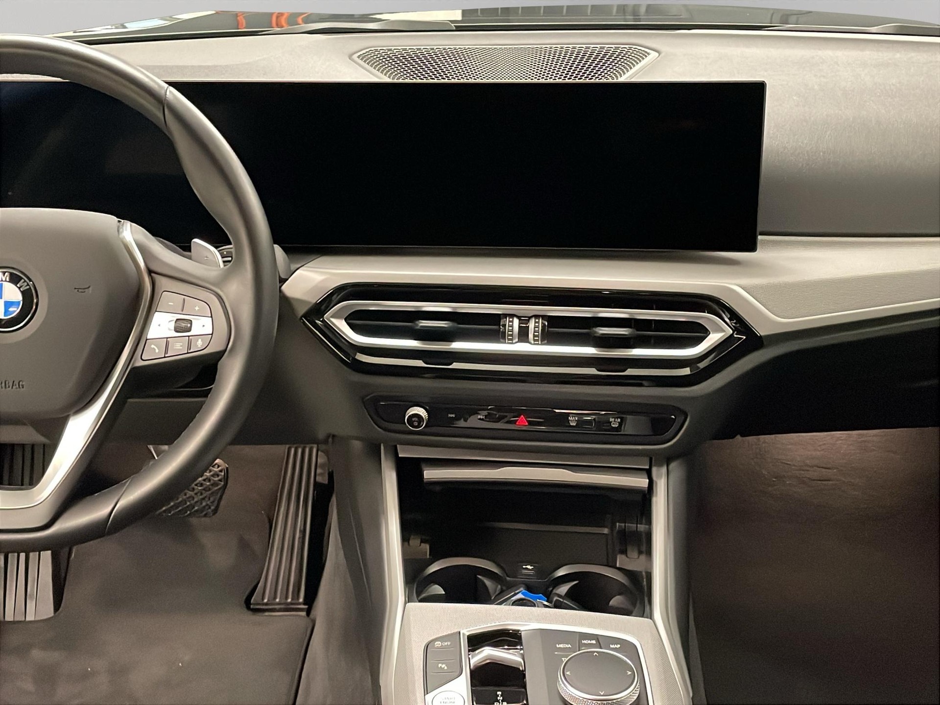 BMW 320d xDrive 48V Touring-image-12
