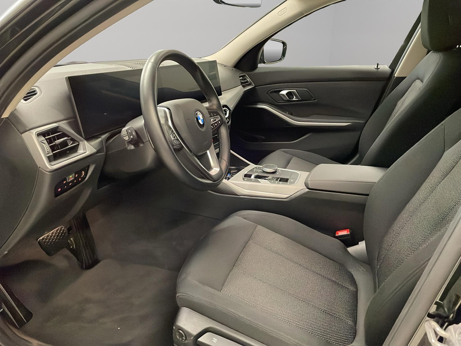 BMW 320d xDrive 48V Touring-image-9