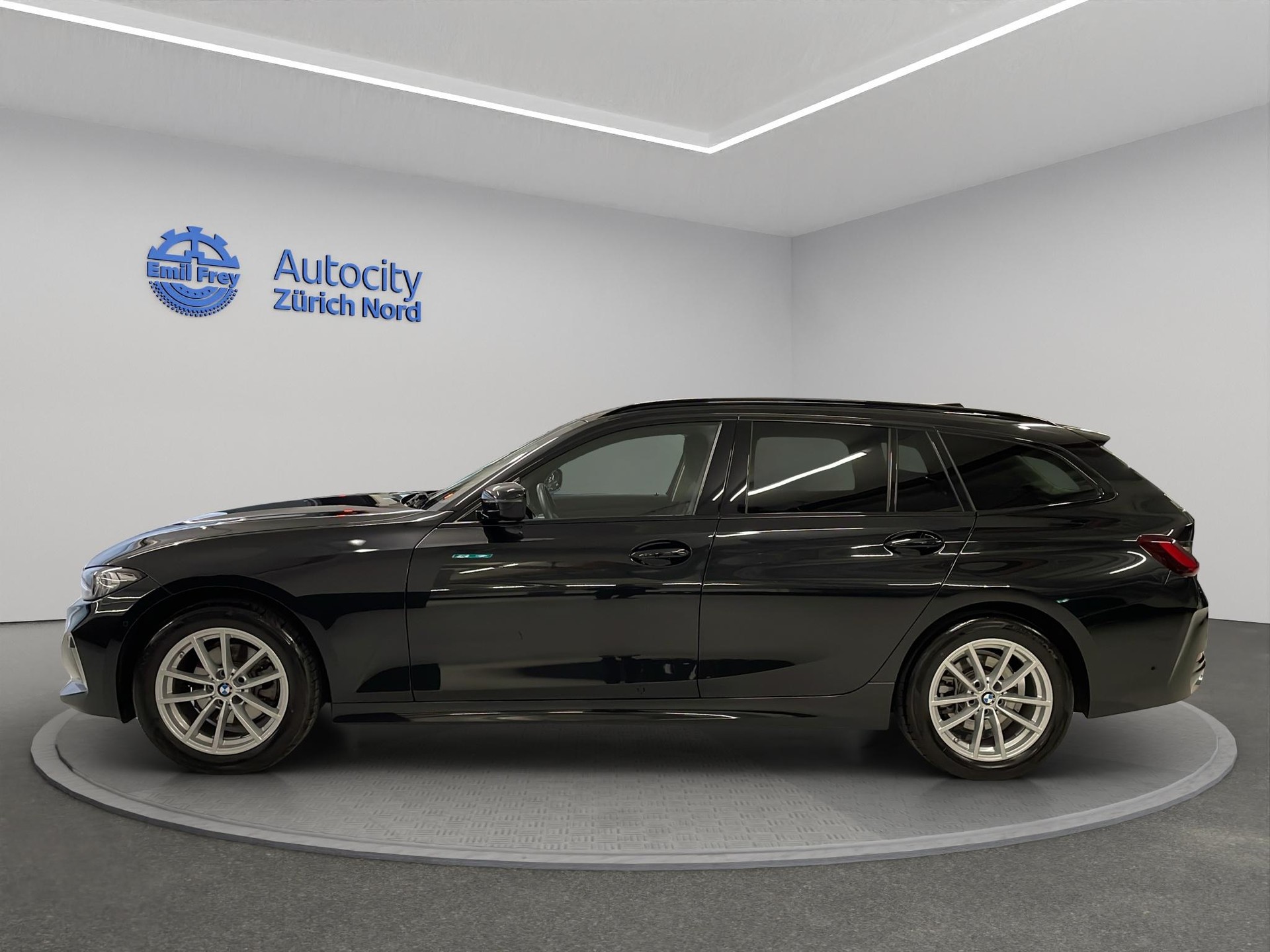 BMW 320d xDrive 48V Touring-image-4