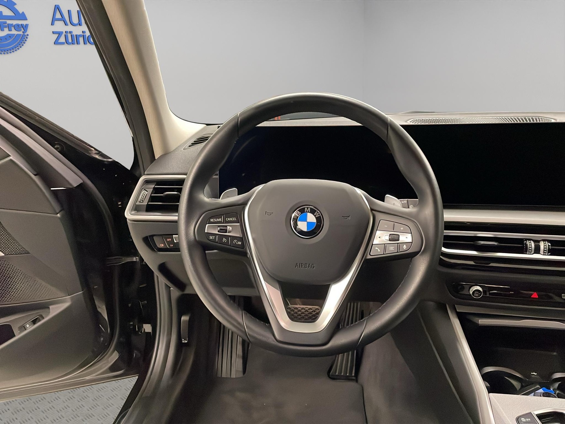 BMW 320d xDrive 48V Touring-image-11