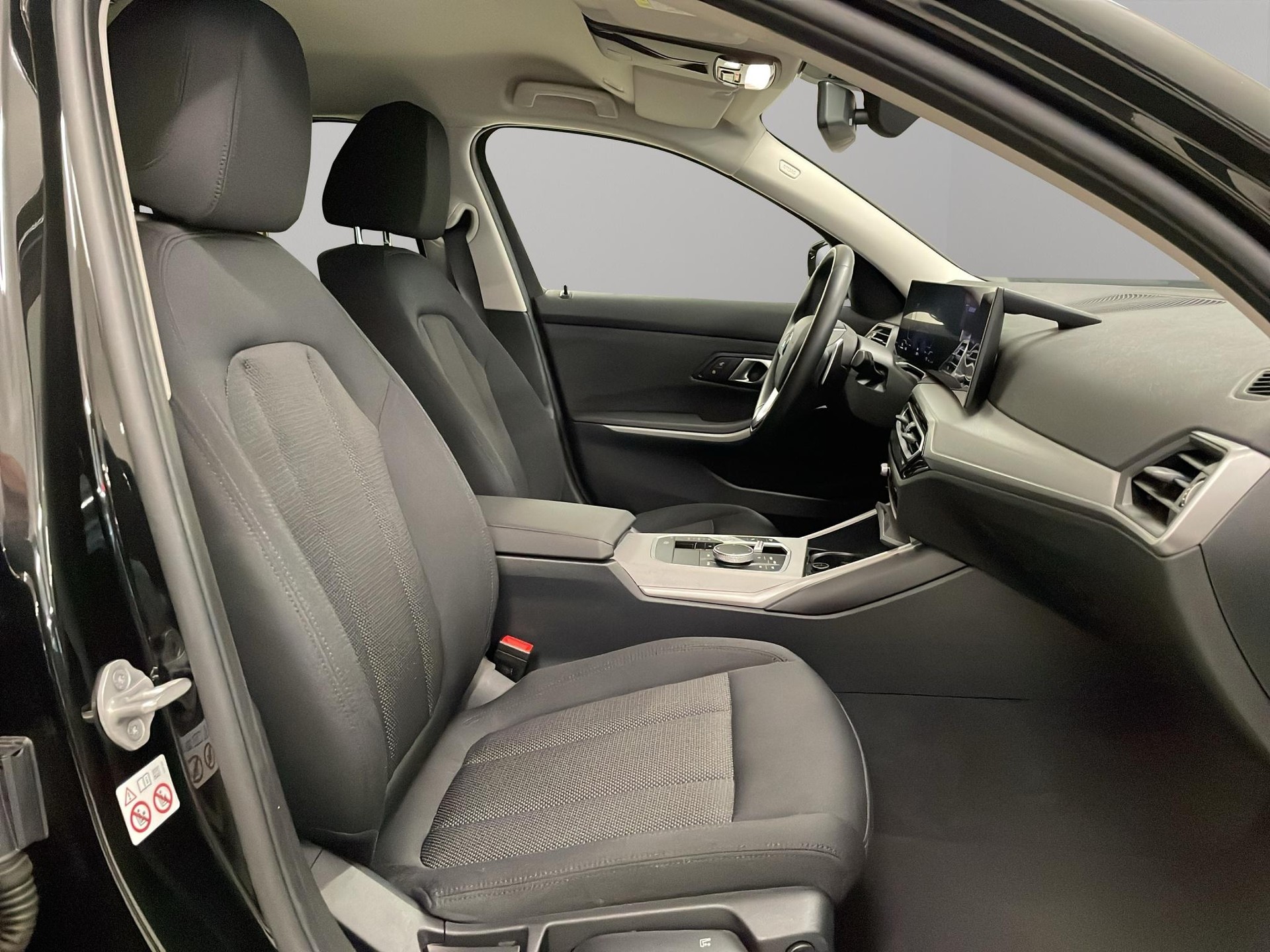 BMW 320d xDrive 48V Touring-image-15