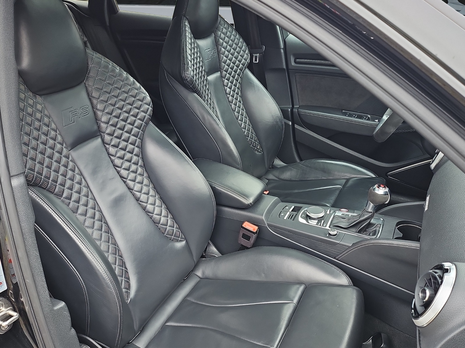 AUDI RS3 Sportback 2.5 TSI quattro S-tronic-image-12