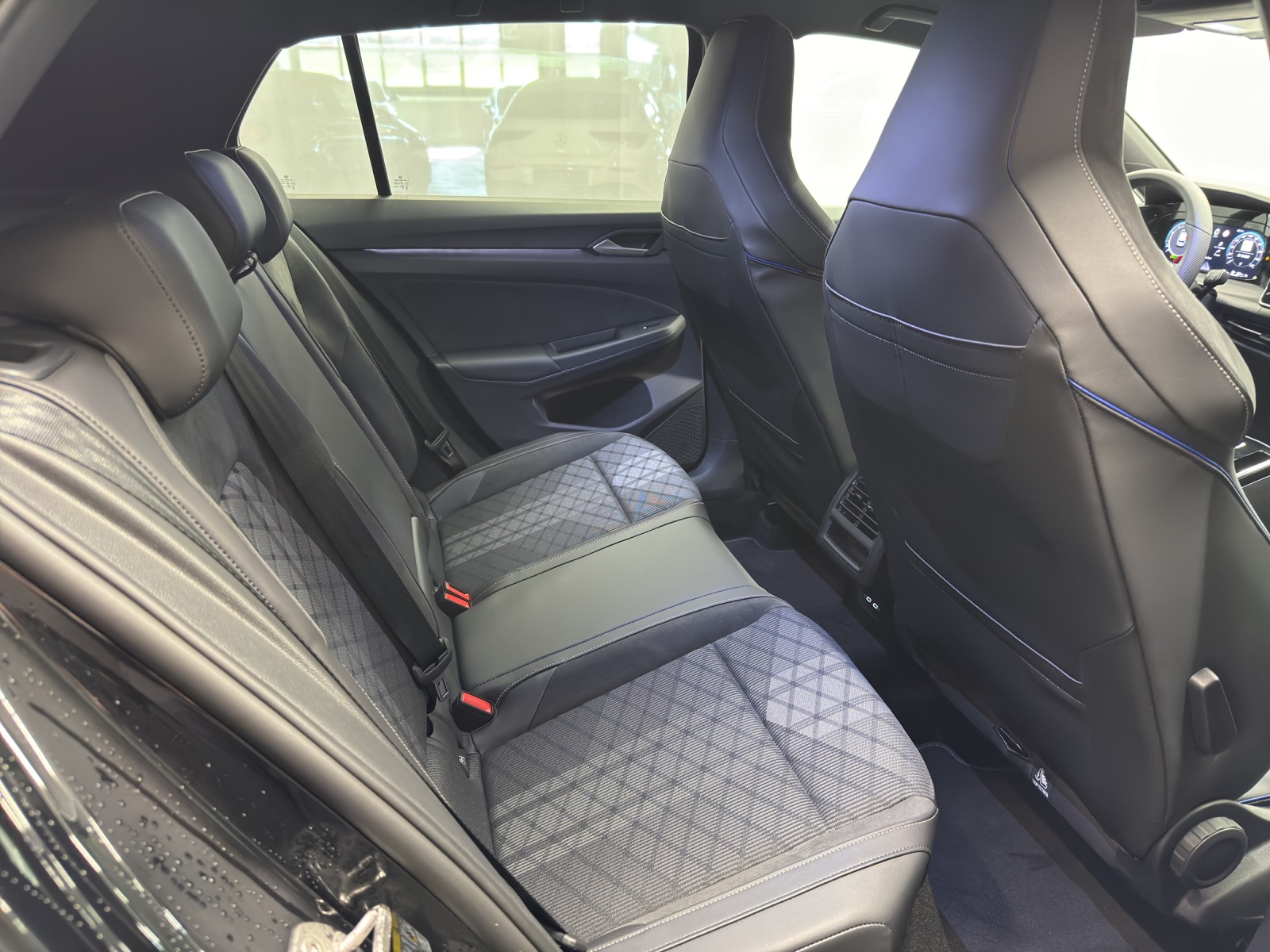 VW Golf VIII 1.5 eTSI R-Line DSG-image-9