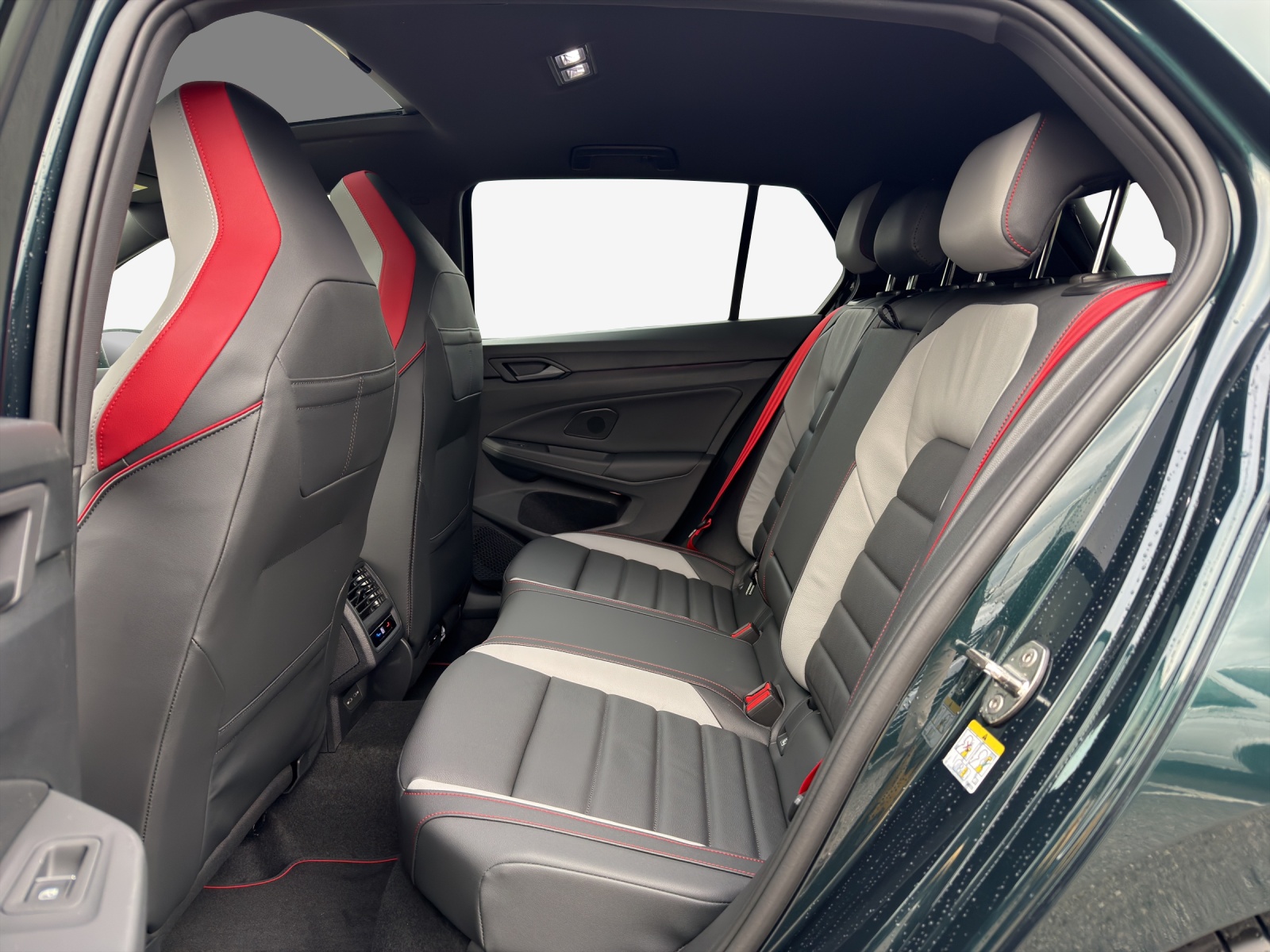 VW Golf 2.0 TSI GTI Edition 50 DSG-image-11