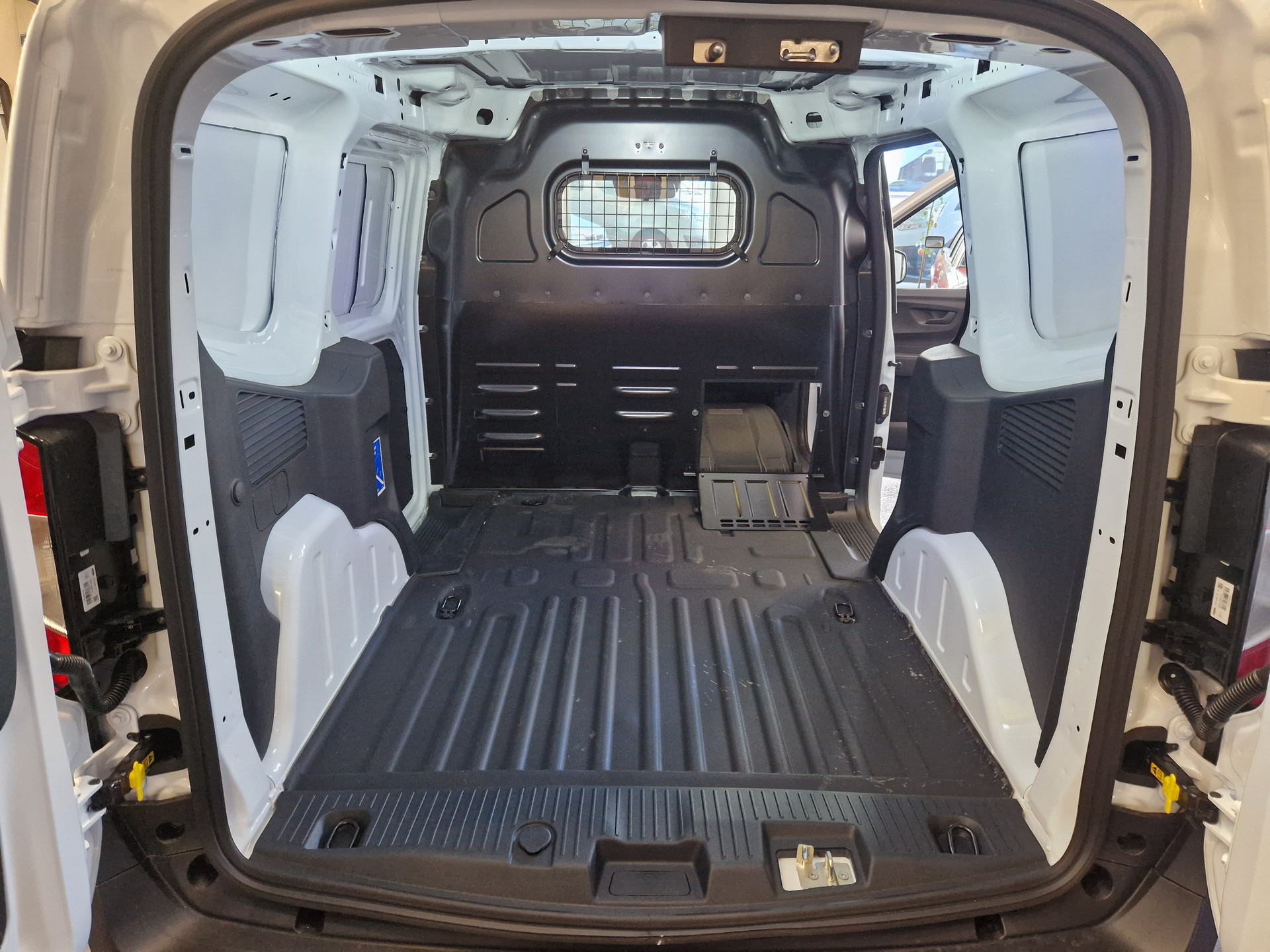 FORD Transit Courier Van 1.0 EcoBoost Trend-image-10