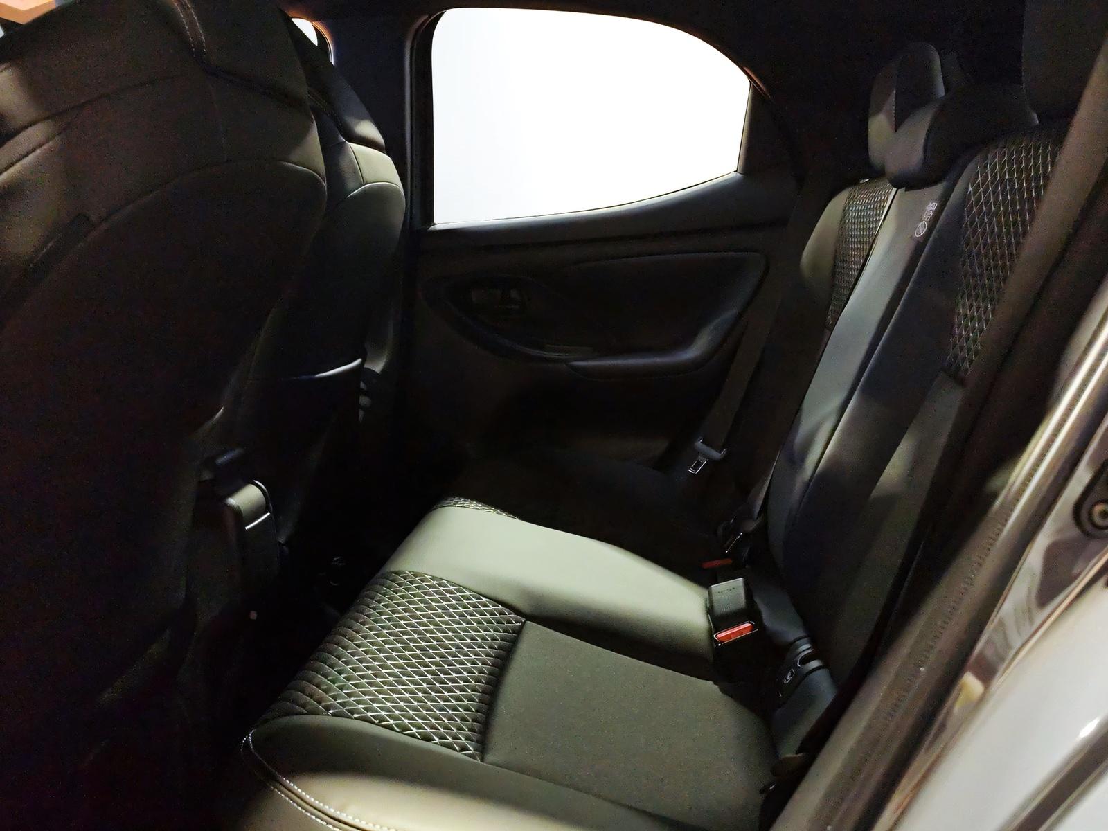TOYOTA Yaris 1.5 VVT-i HSD Premium-image-15