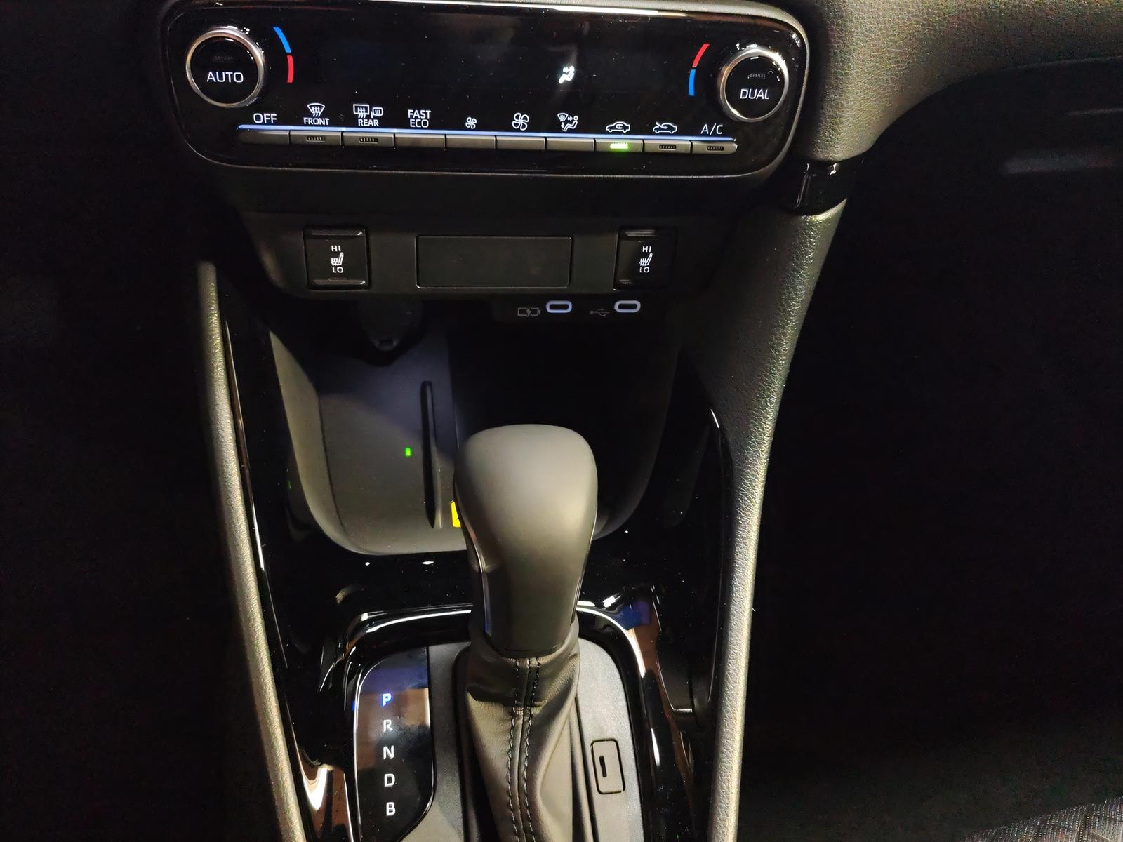 TOYOTA Yaris 1.5 VVT-i HSD Premium-image-13