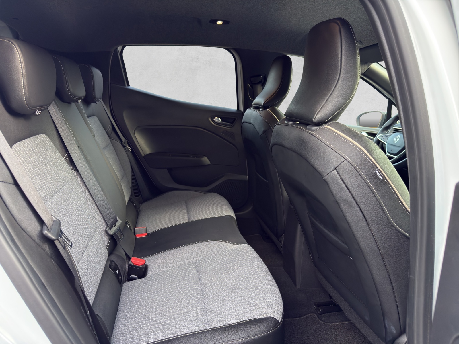 RENAULT Clio 1.6 E-Tech Techno-image-16