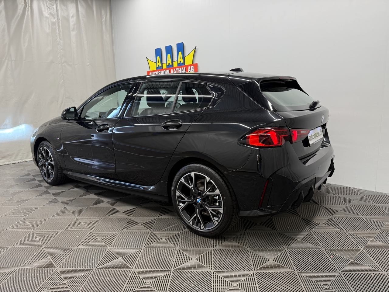 BMW 120d M Sport Steptronic-showroom-element-1