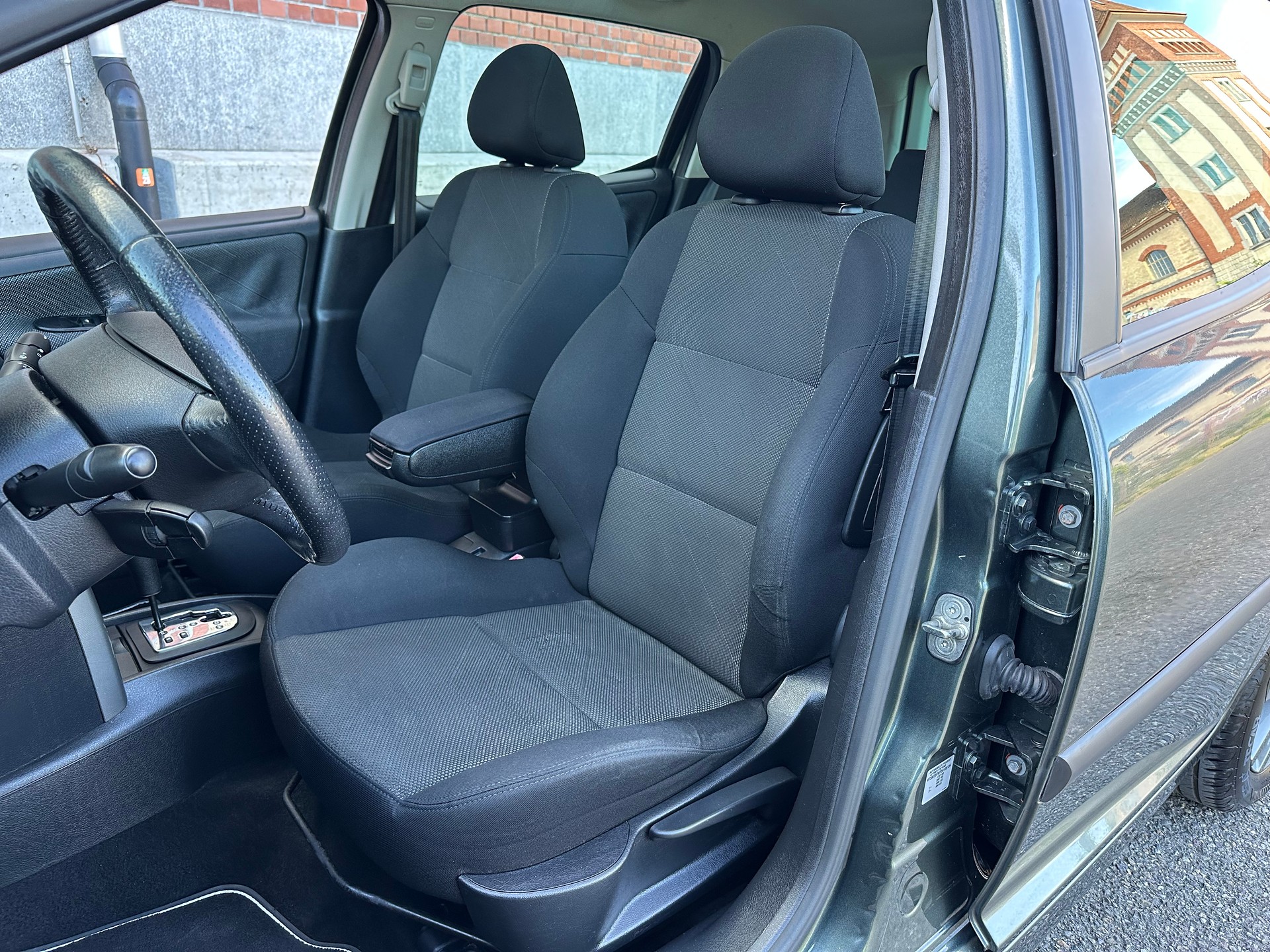 PEUGEOT 207 SW 1.6 16V Sport Automatic-image-12