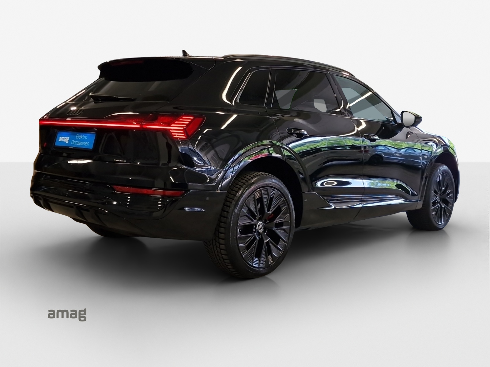 AUDI Q8 55 e-tron Black Edition quattro-image-4