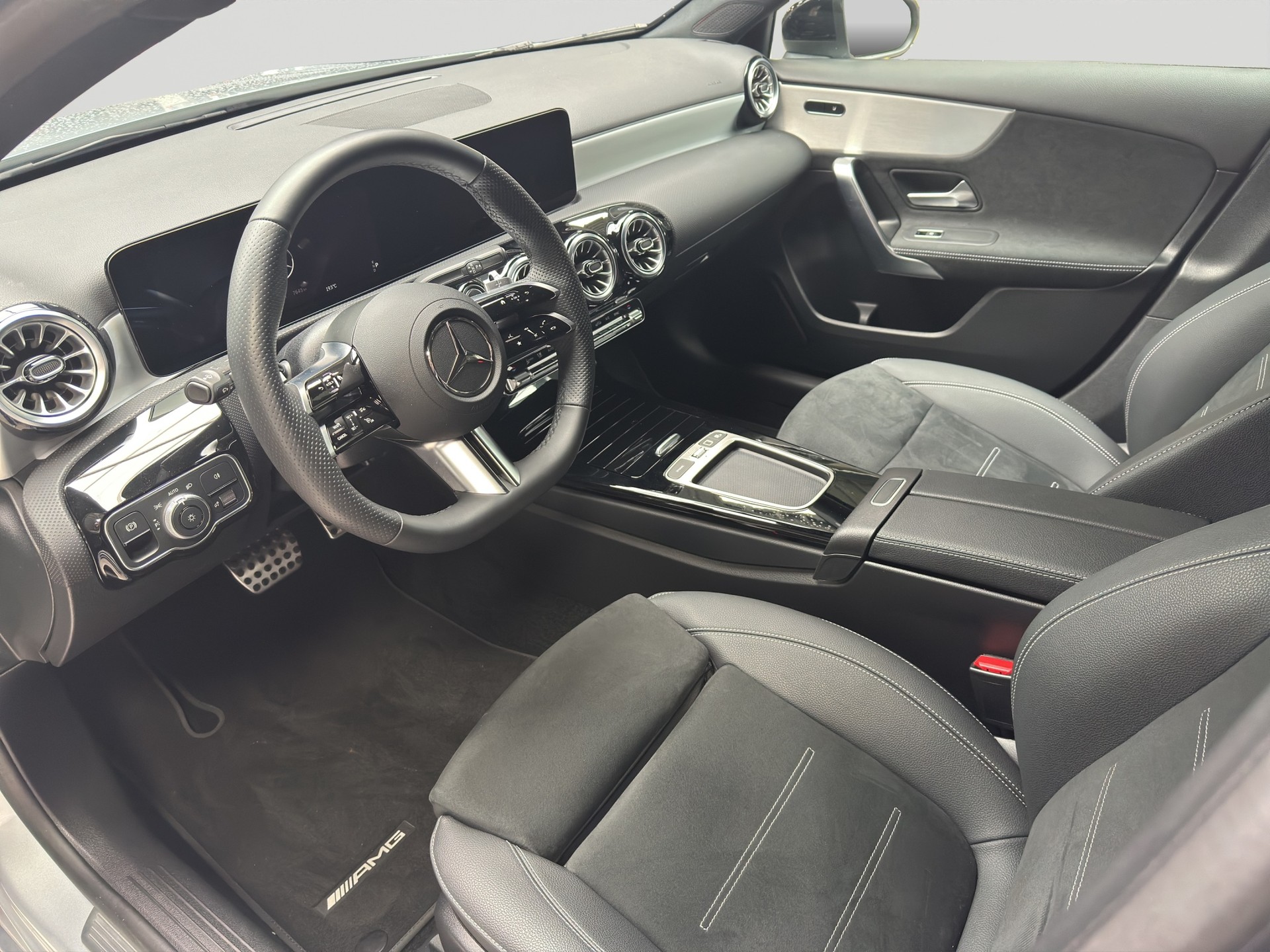 MERCEDES-BENZ A 200 7G-DCT AMG Line Night-image-6
