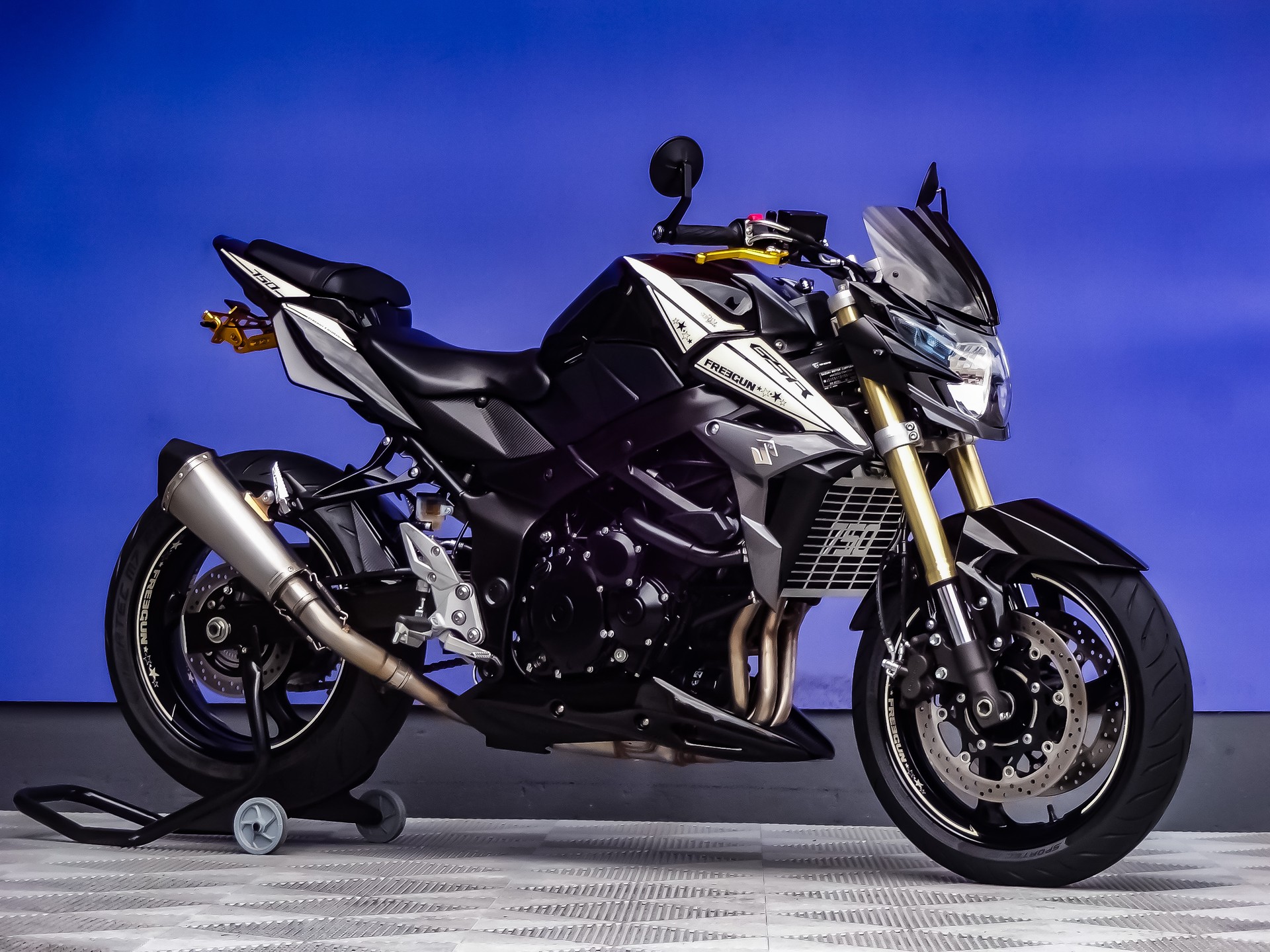 SUZUKI GSR 750 ABS Freegun-showroom-element-1