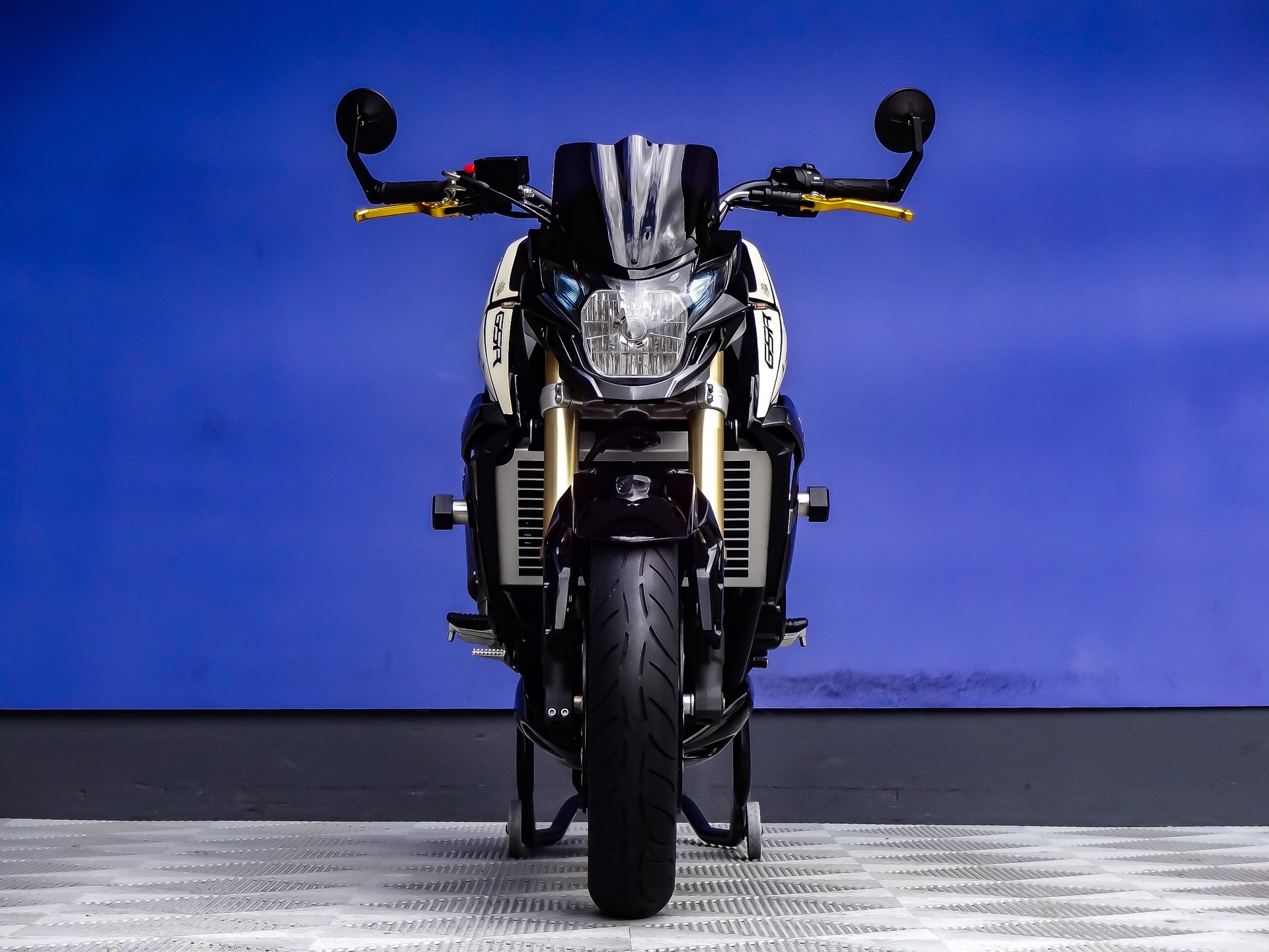 SUZUKI GSR 750 ABS Freegun-showroom-element-3