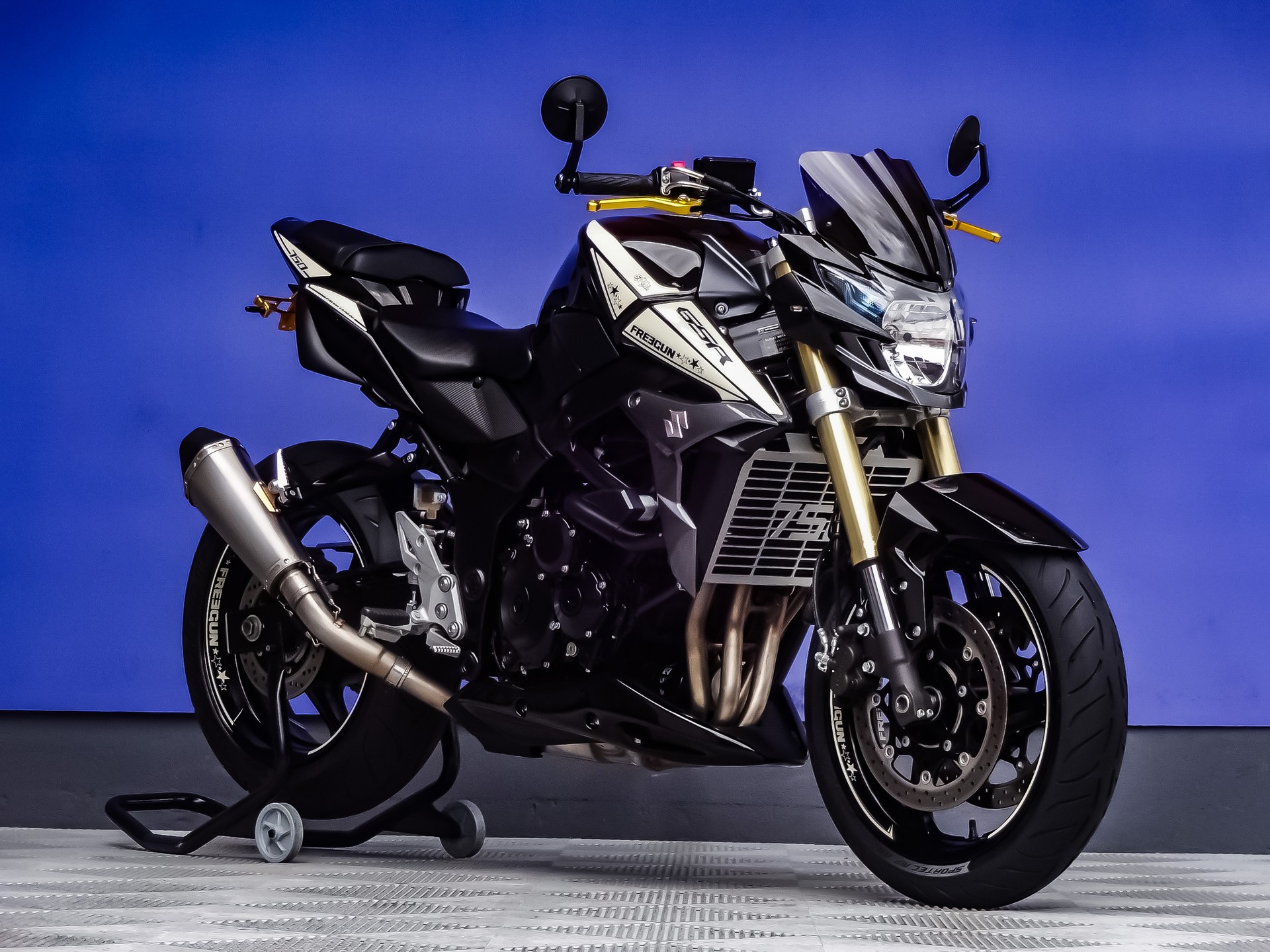 SUZUKI GSR 750 ABS Freegun-showroom-element-2