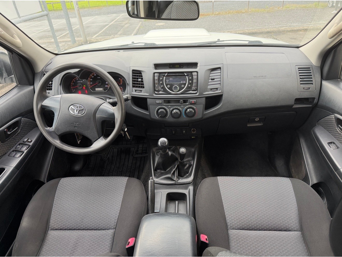 TOYOTA Hilux 2.5D 4WD Double Cab Luna-image-9