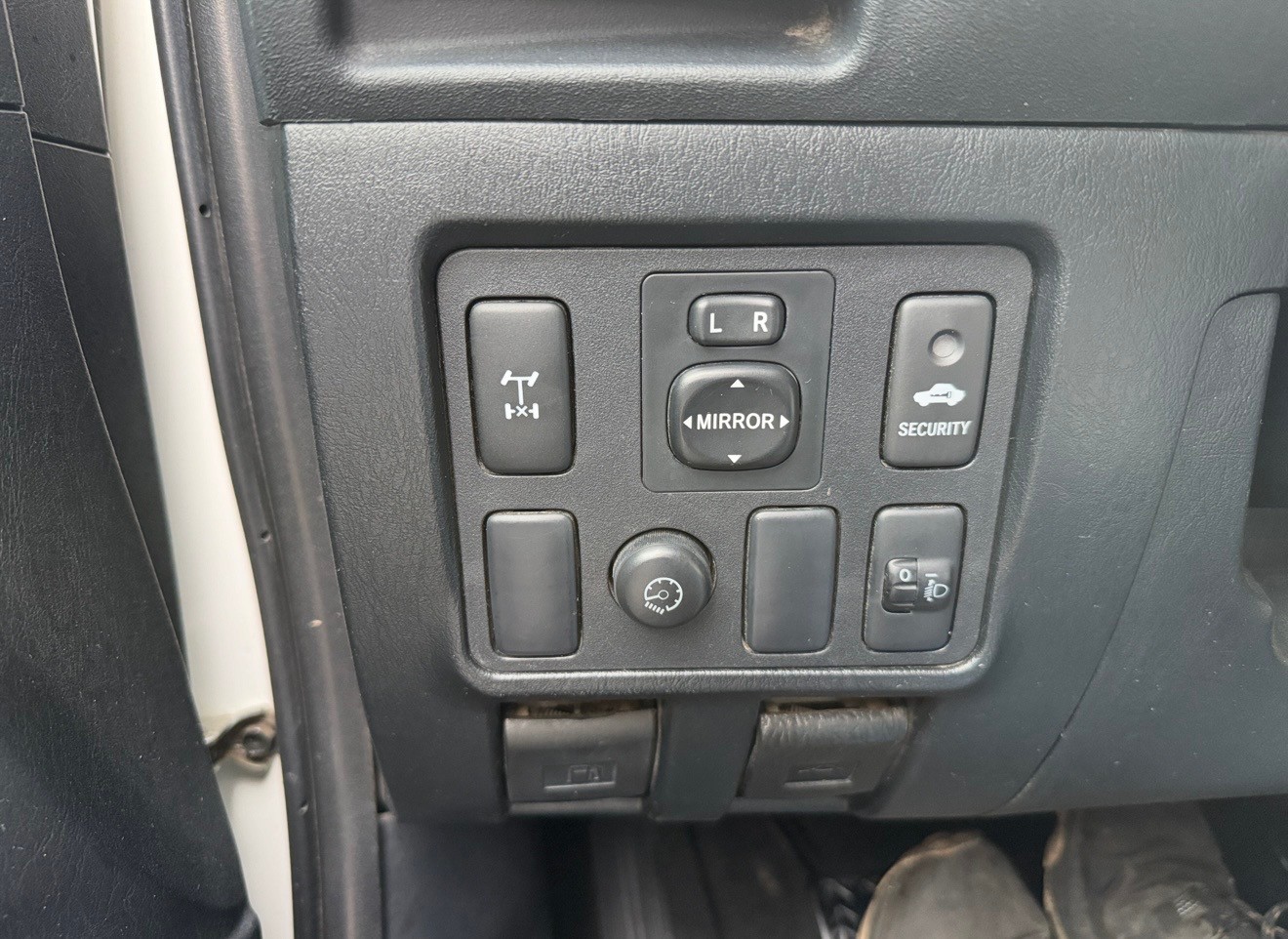 TOYOTA Hilux 2.5D 4WD Double Cab Luna-image-14