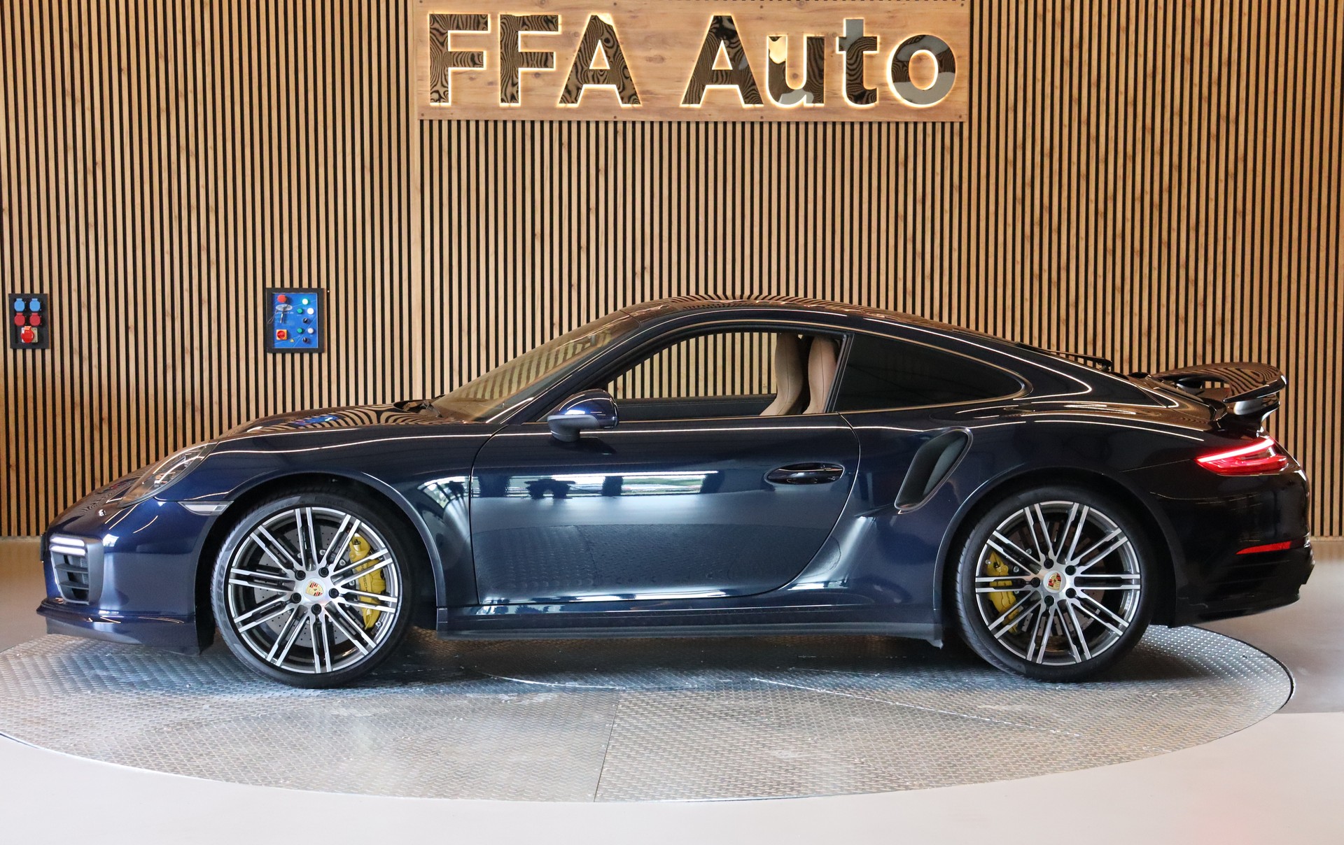 PORSCHE 911 Coupé 3.8 Turbo S PDK-image-9