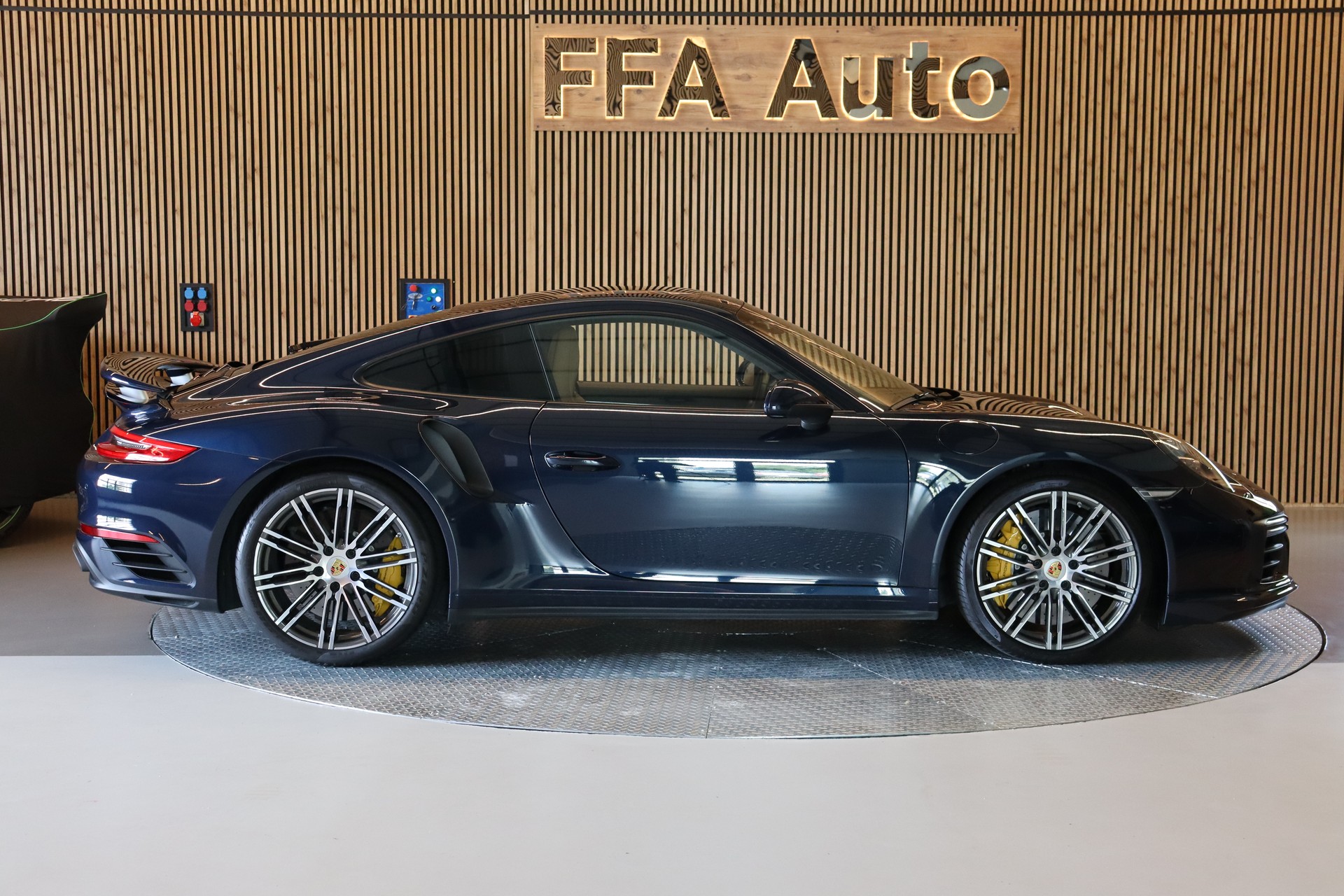 PORSCHE 911 Coupé 3.8 Turbo S PDK-image-4
