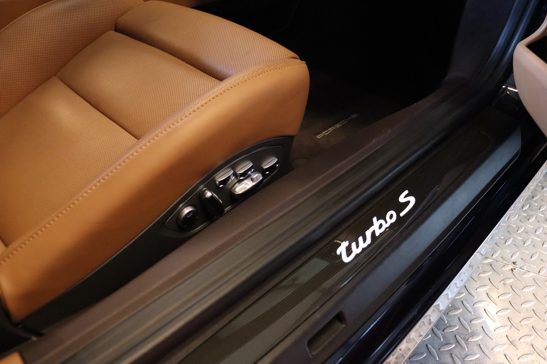 PORSCHE 911 Coupé 3.8 Turbo S PDK-image-16