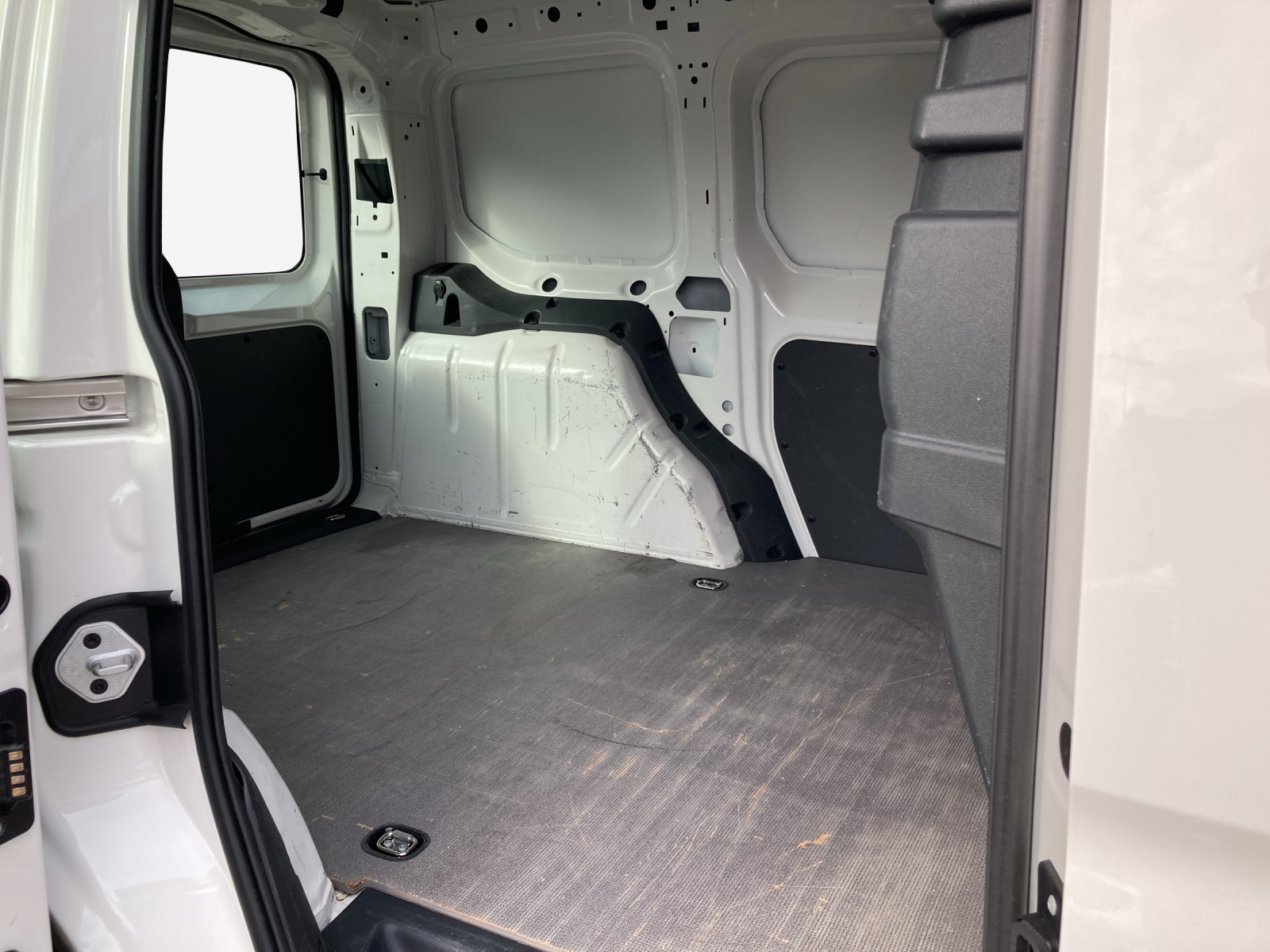 VW Caddy Cargo 2.0TDI-image-11