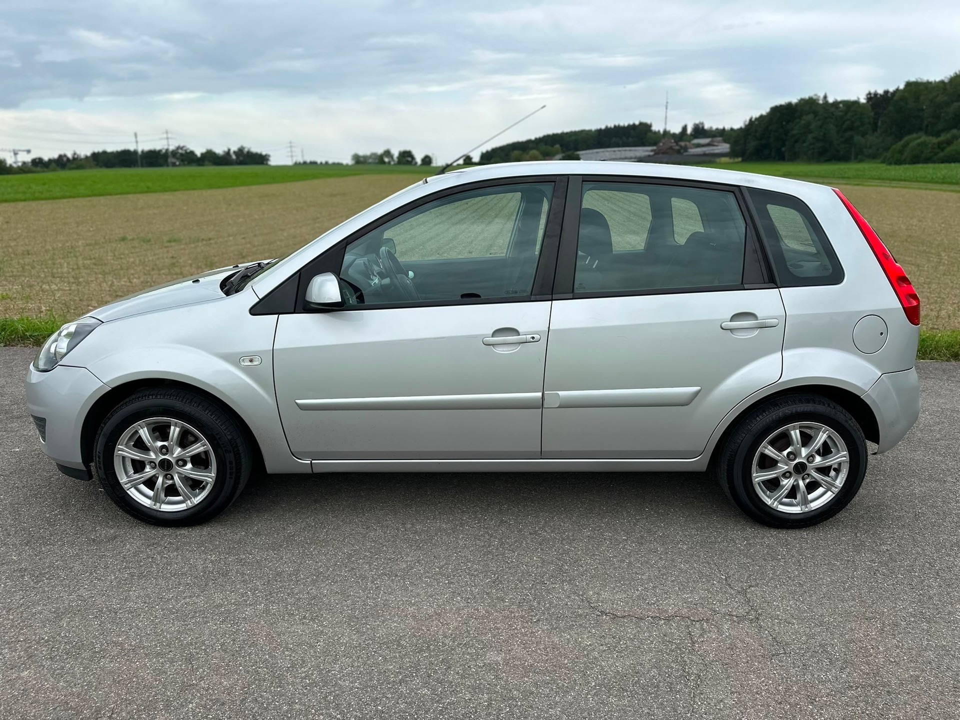 FORD Fiesta 1.4 16V Ghia-image-8