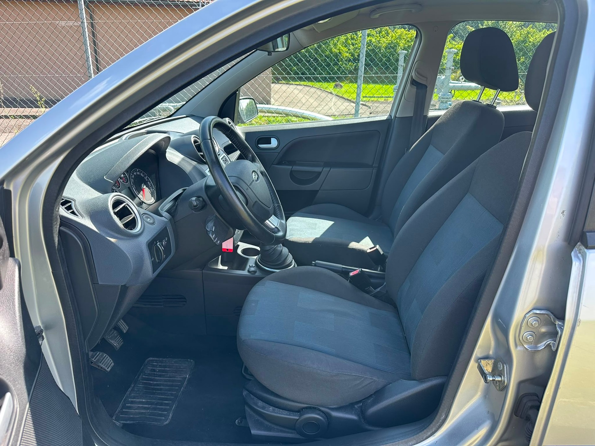 FORD Fiesta 1.4 16V Ghia-image-10