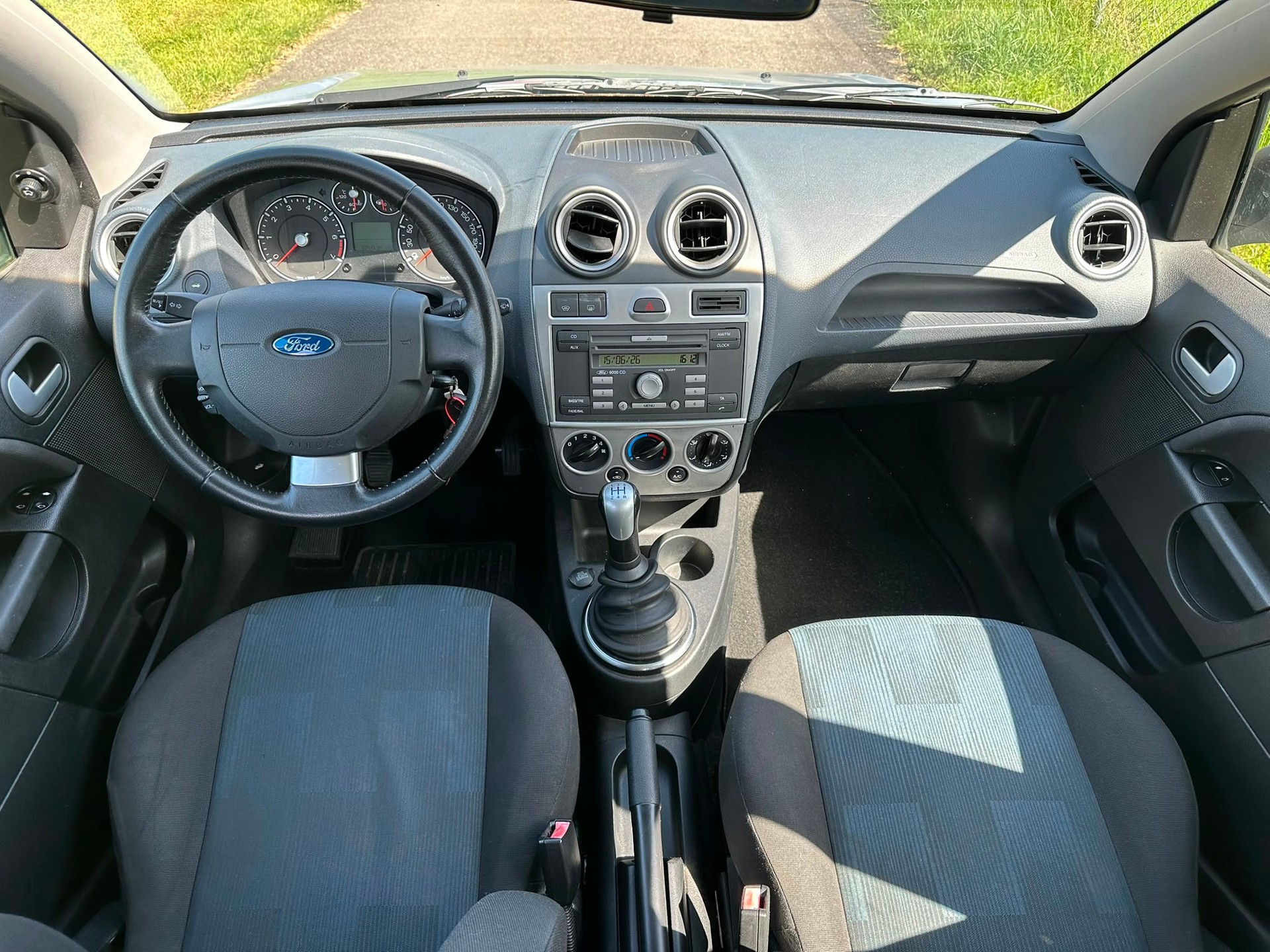 FORD Fiesta 1.4 16V Ghia-image-9