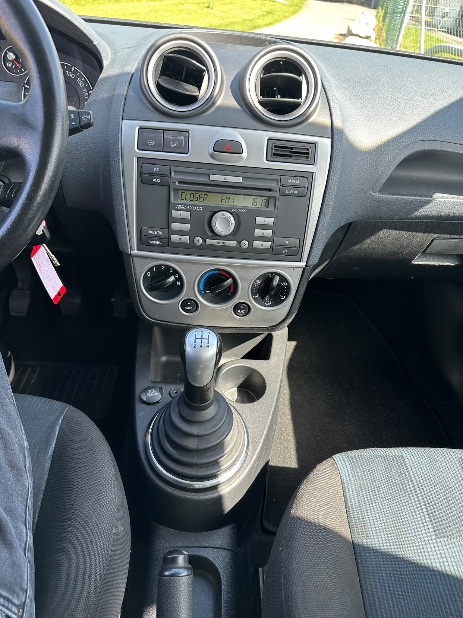 FORD Fiesta 1.4 16V Ghia-image-15