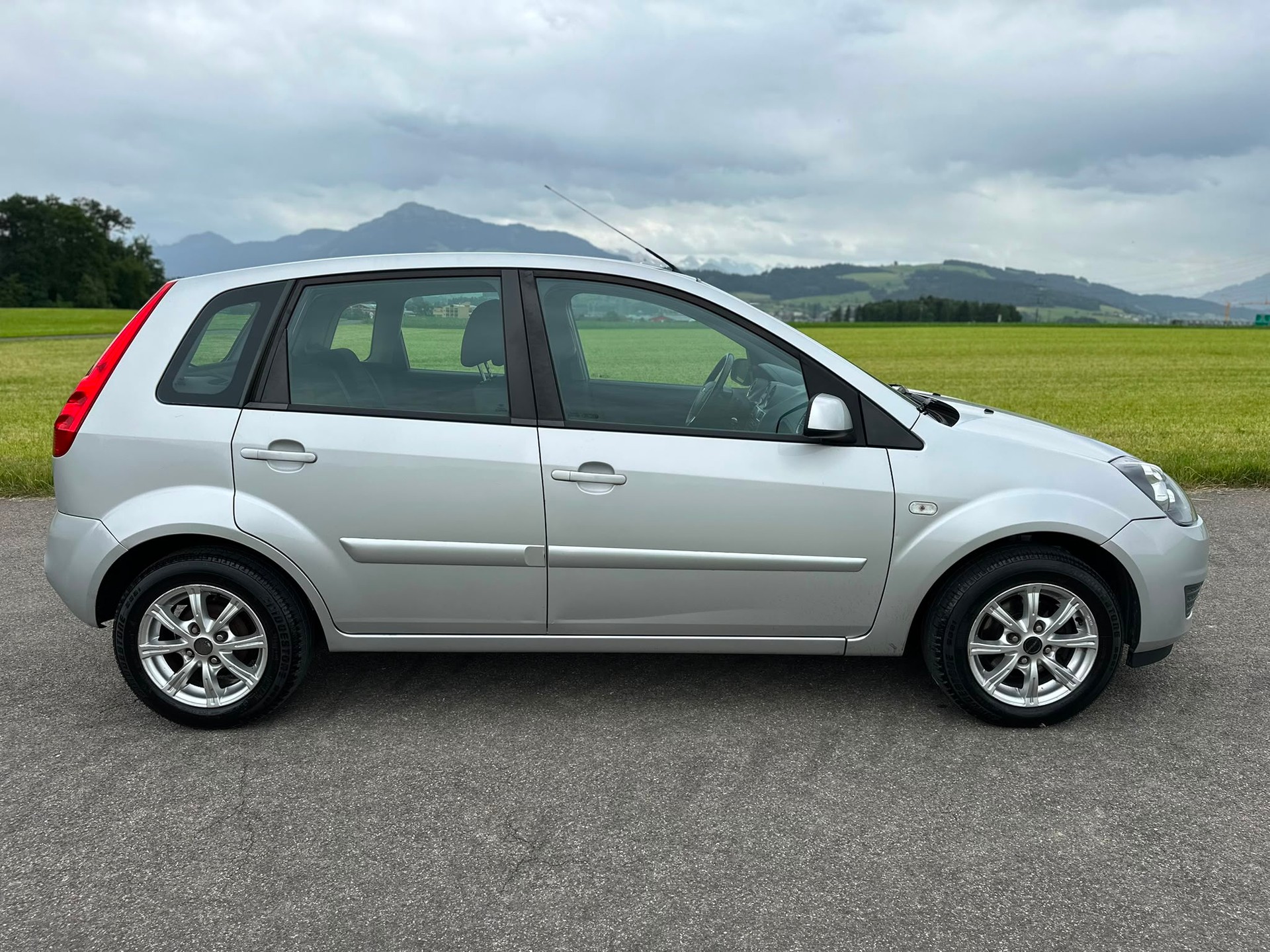 FORD Fiesta 1.4 16V Ghia-image-4