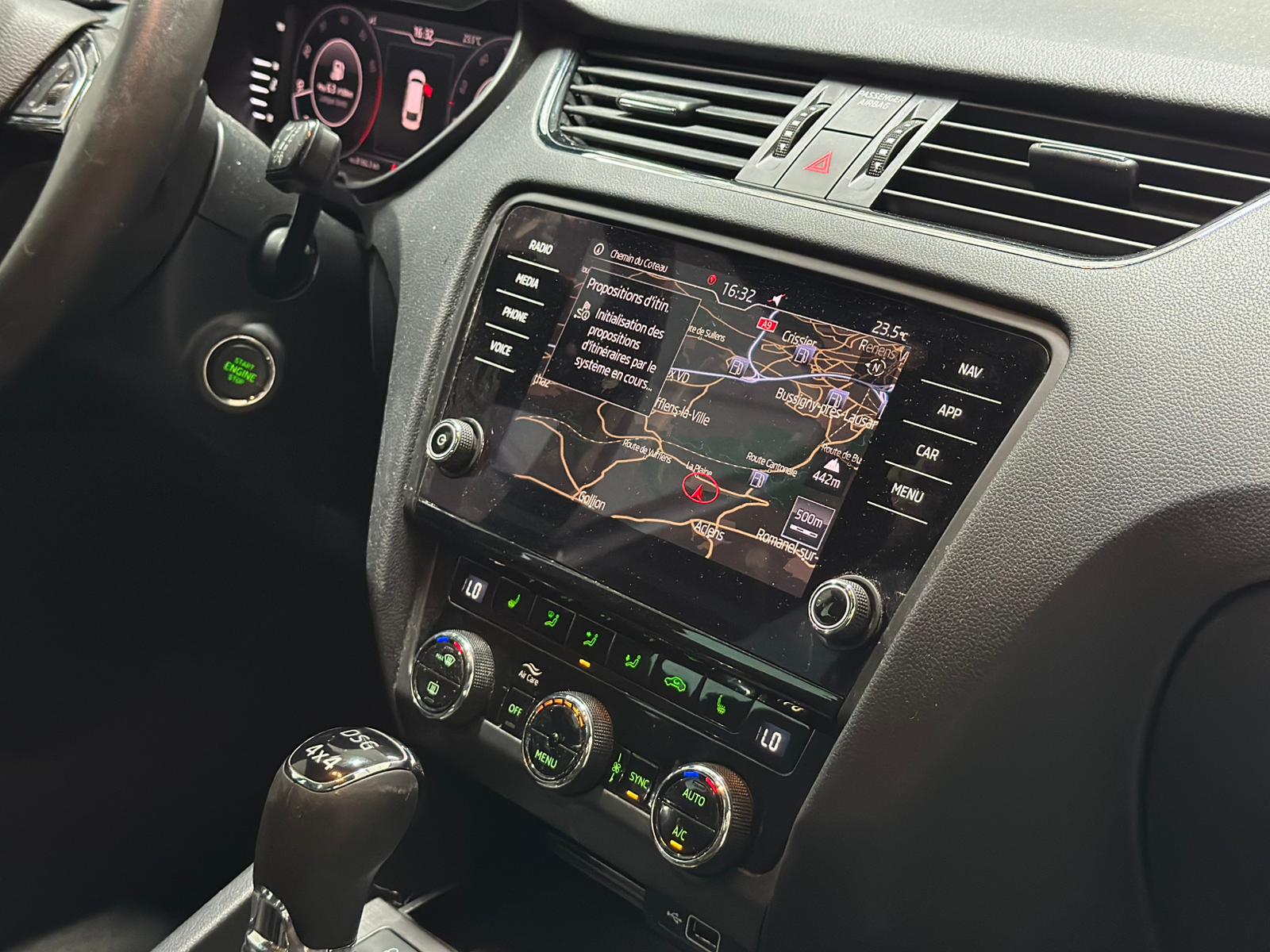 SKODA Octavia Combi 2.0 TSI Style 4x4 DSG-image-10