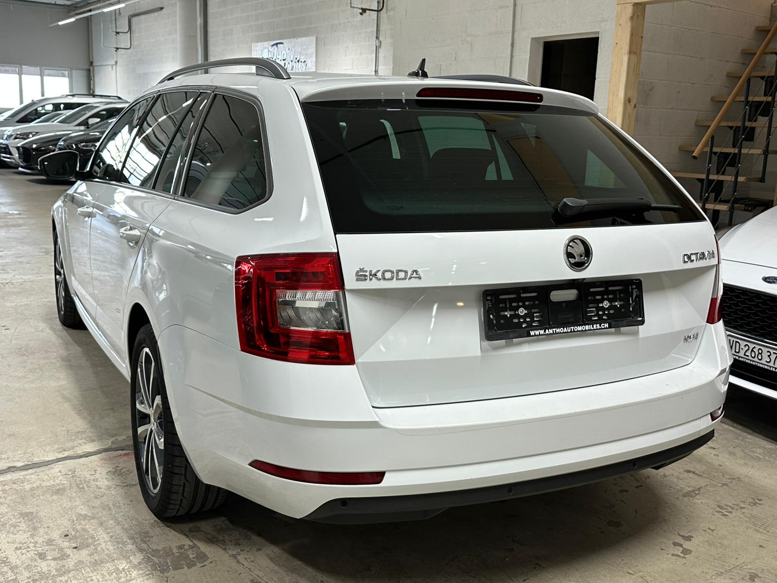 SKODA Octavia Combi 2.0 TSI Style 4x4 DSG-image-4