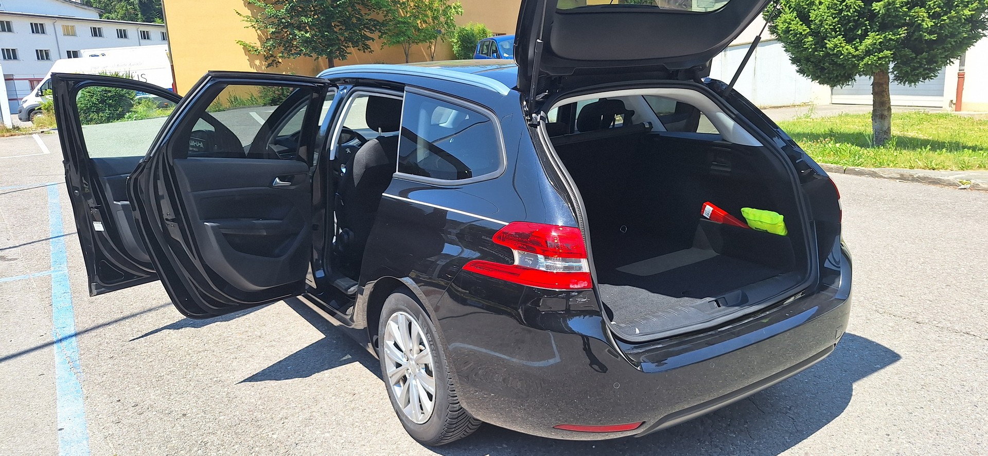 PEUGEOT 308 SW 1.2 THP Style Automatic-image-17
