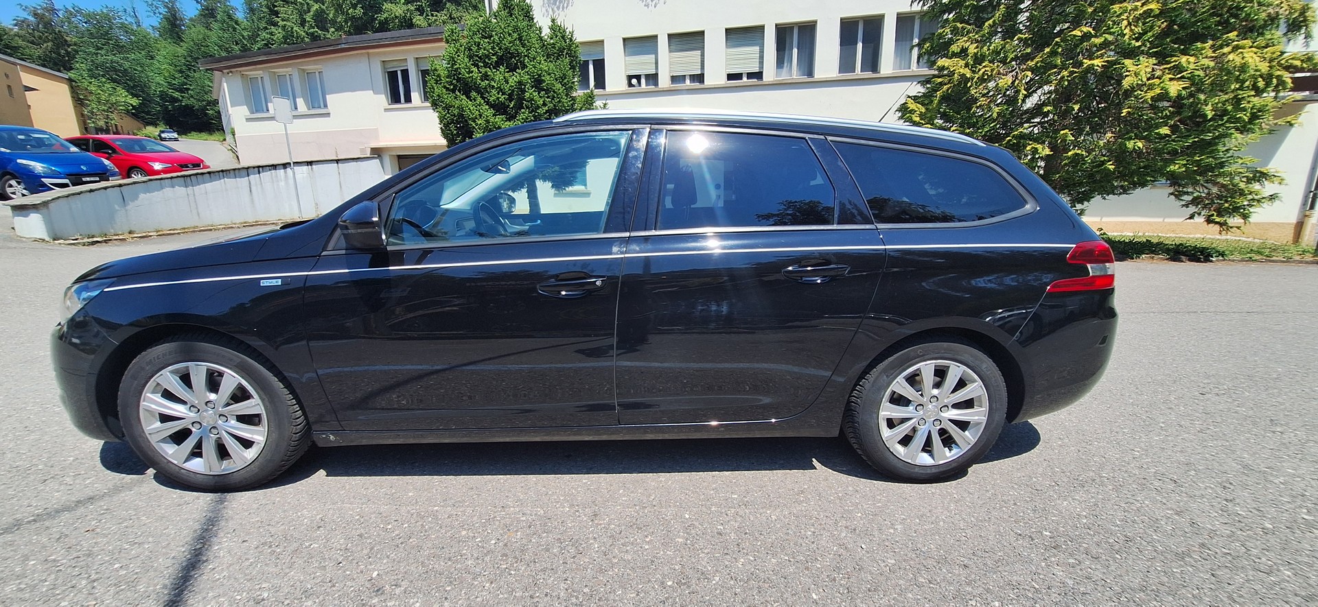 PEUGEOT 308 SW 1.2 THP Style Automatic-image-2