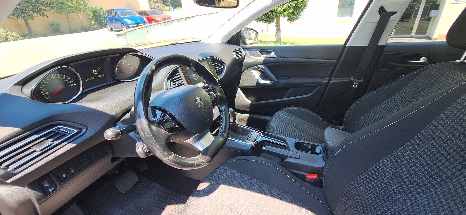 PEUGEOT 308 SW 1.2 THP Style Automatic-image-9