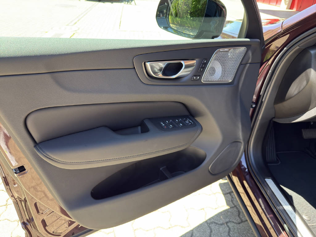 VOLVO XC60 2.0 T8 TE Ultra Dark eAWD-image-8
