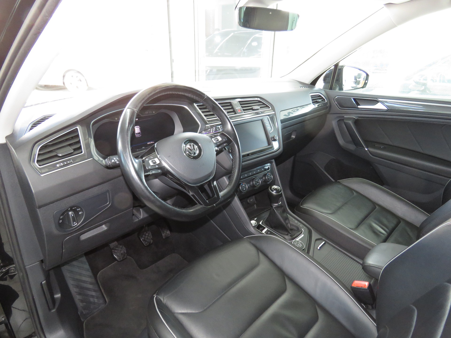 VW Tiguan 2.0TSI Highline 4-Motion-image-6