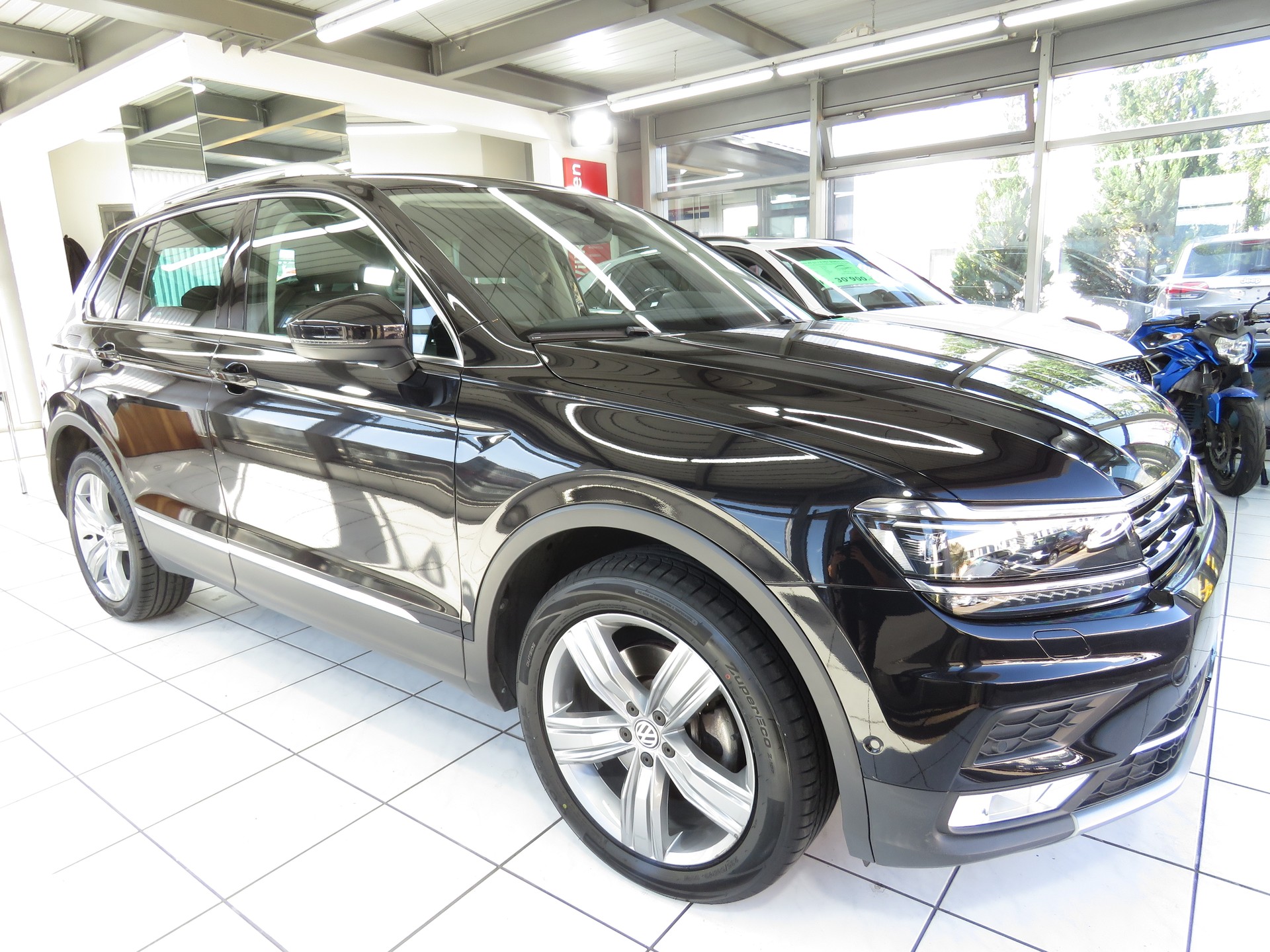 VW Tiguan 2.0TSI Highline 4-Motion-image-2
