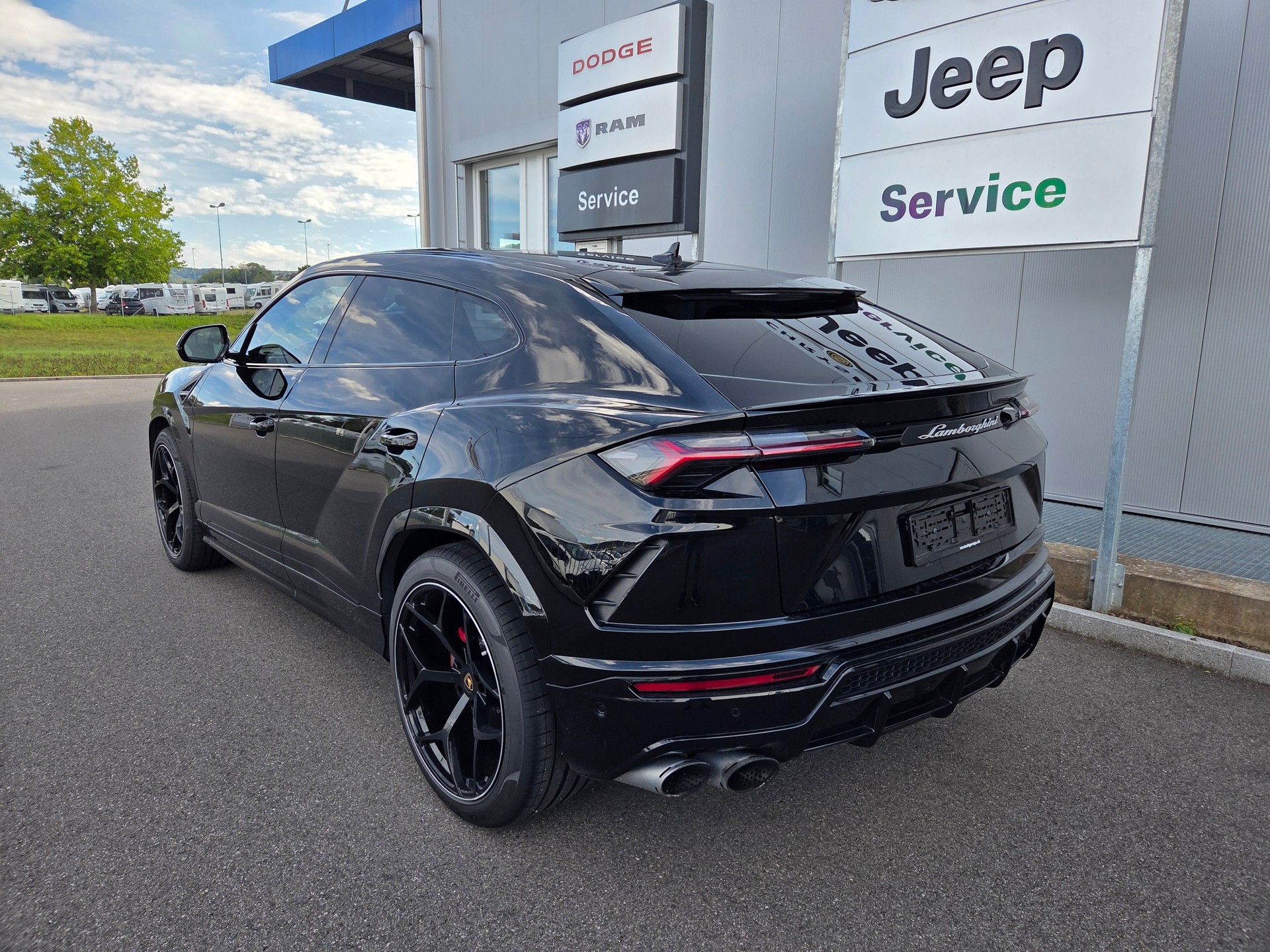 LAMBORGHINI Urus E-Gear-showroom-element-2