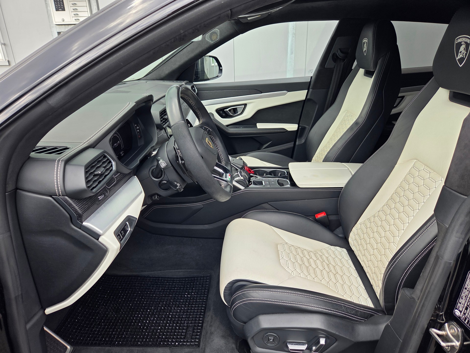 LAMBORGHINI Urus E-Gear-showroom-element-3