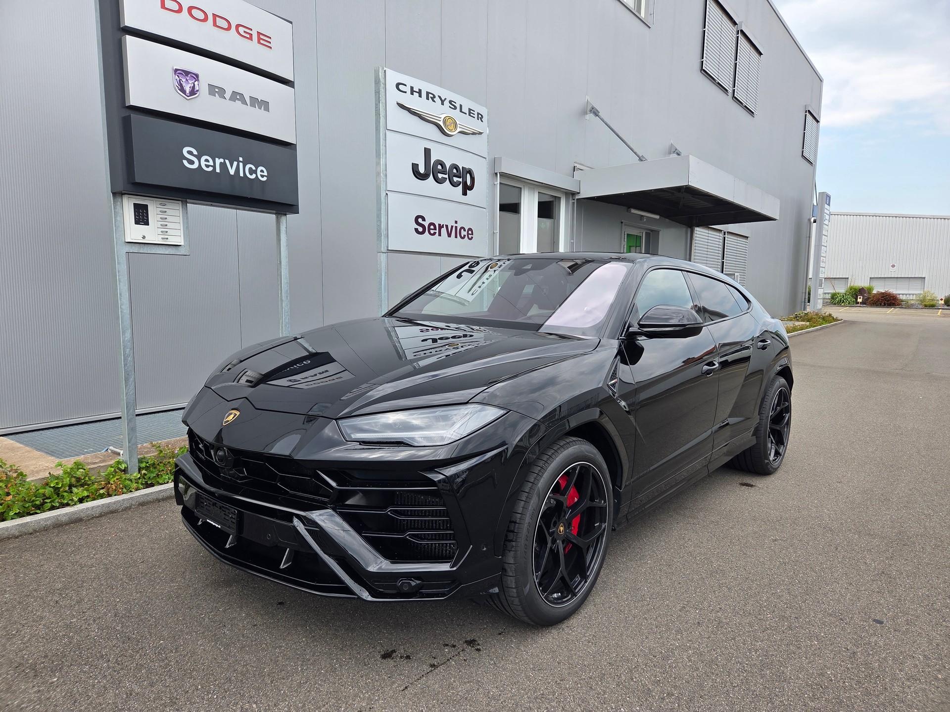 LAMBORGHINI Urus E-Gear-showroom-element-1