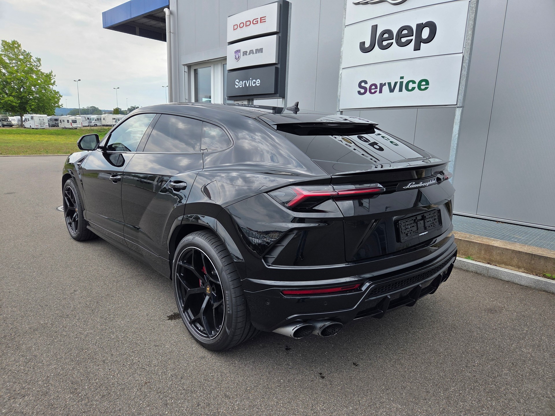 LAMBORGHINI Urus E-Gear-showroom-element-2