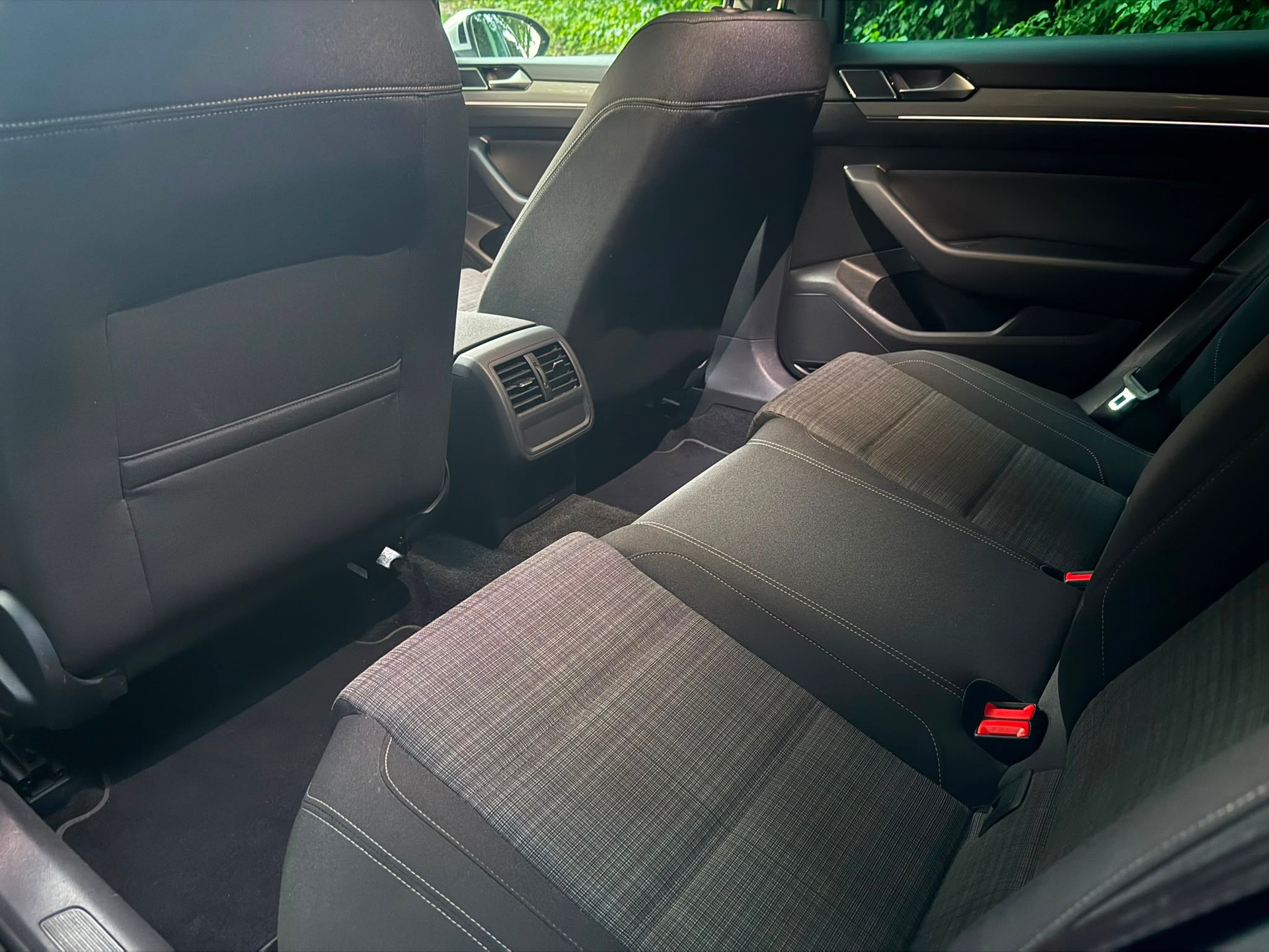 VW Passat Variant 1.6 TDI Business DSG-image-13