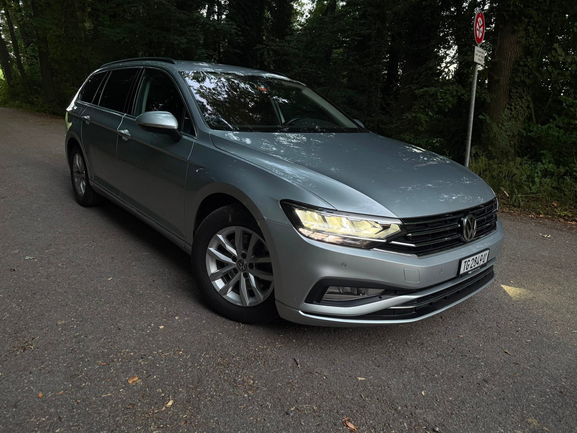 VW Passat Variant 1.6 TDI Business DSG-image-2