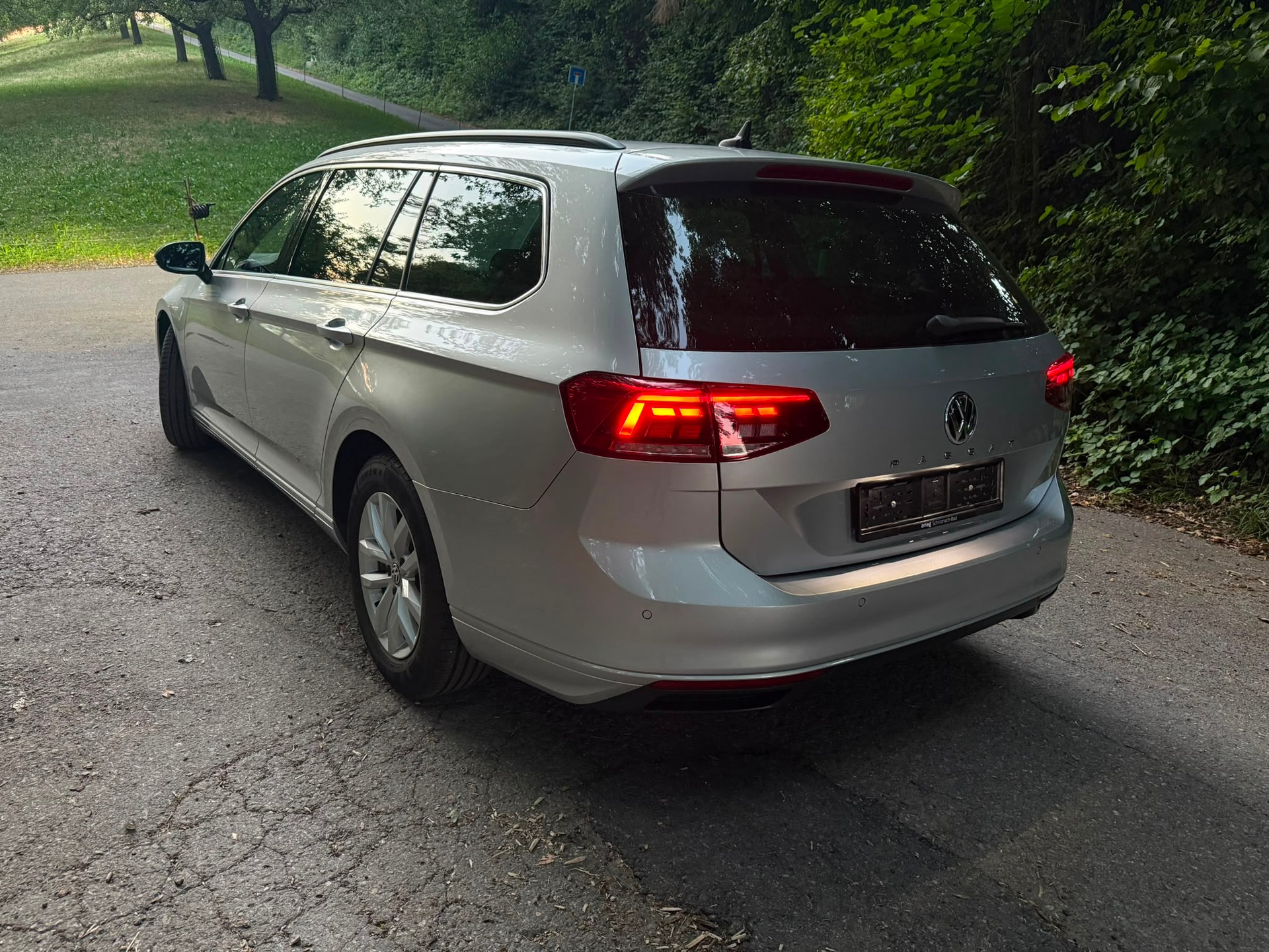VW Passat Variant 1.6 TDI Business DSG-image-4
