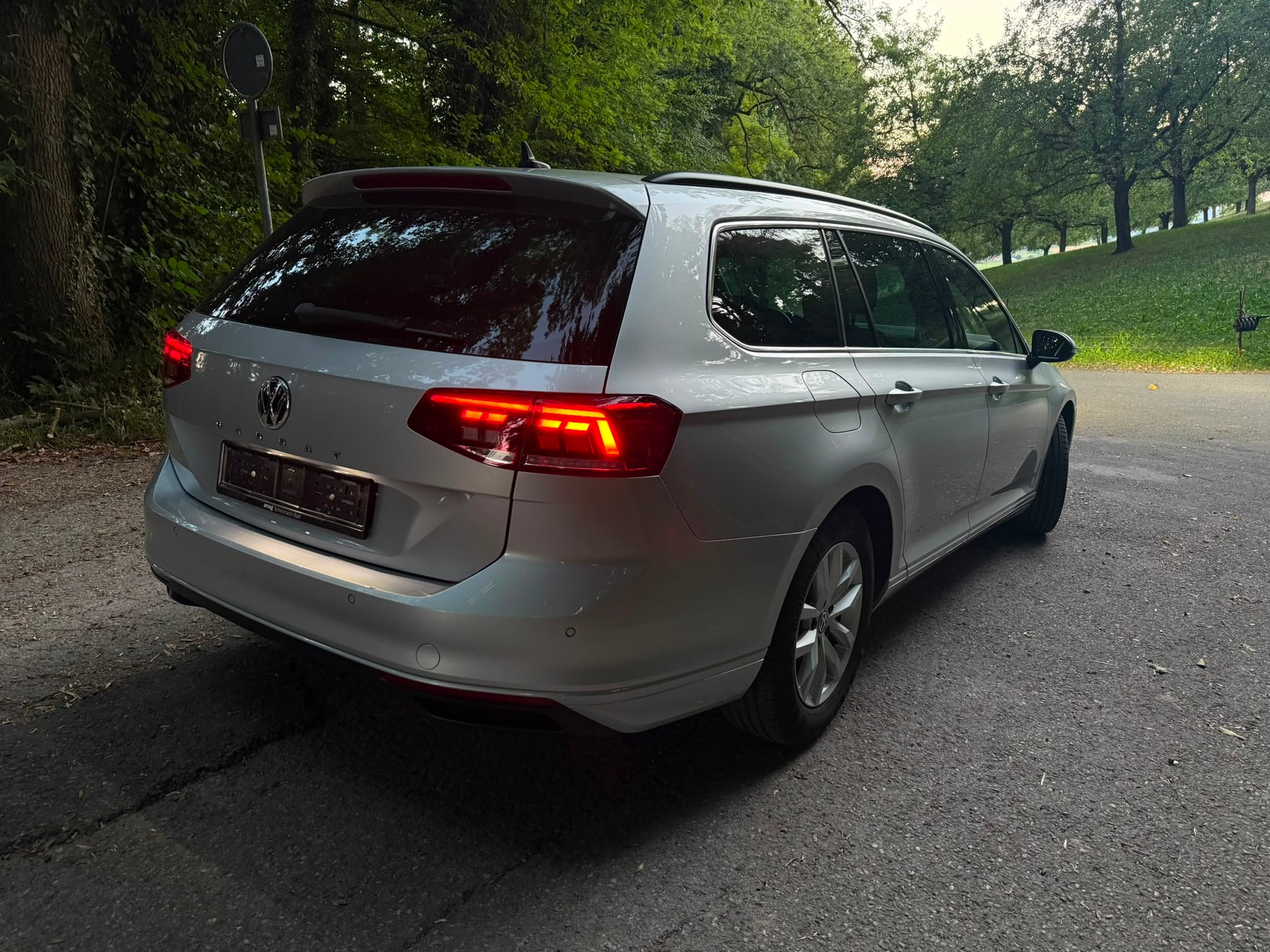 VW Passat Variant 1.6 TDI Business DSG-image-6